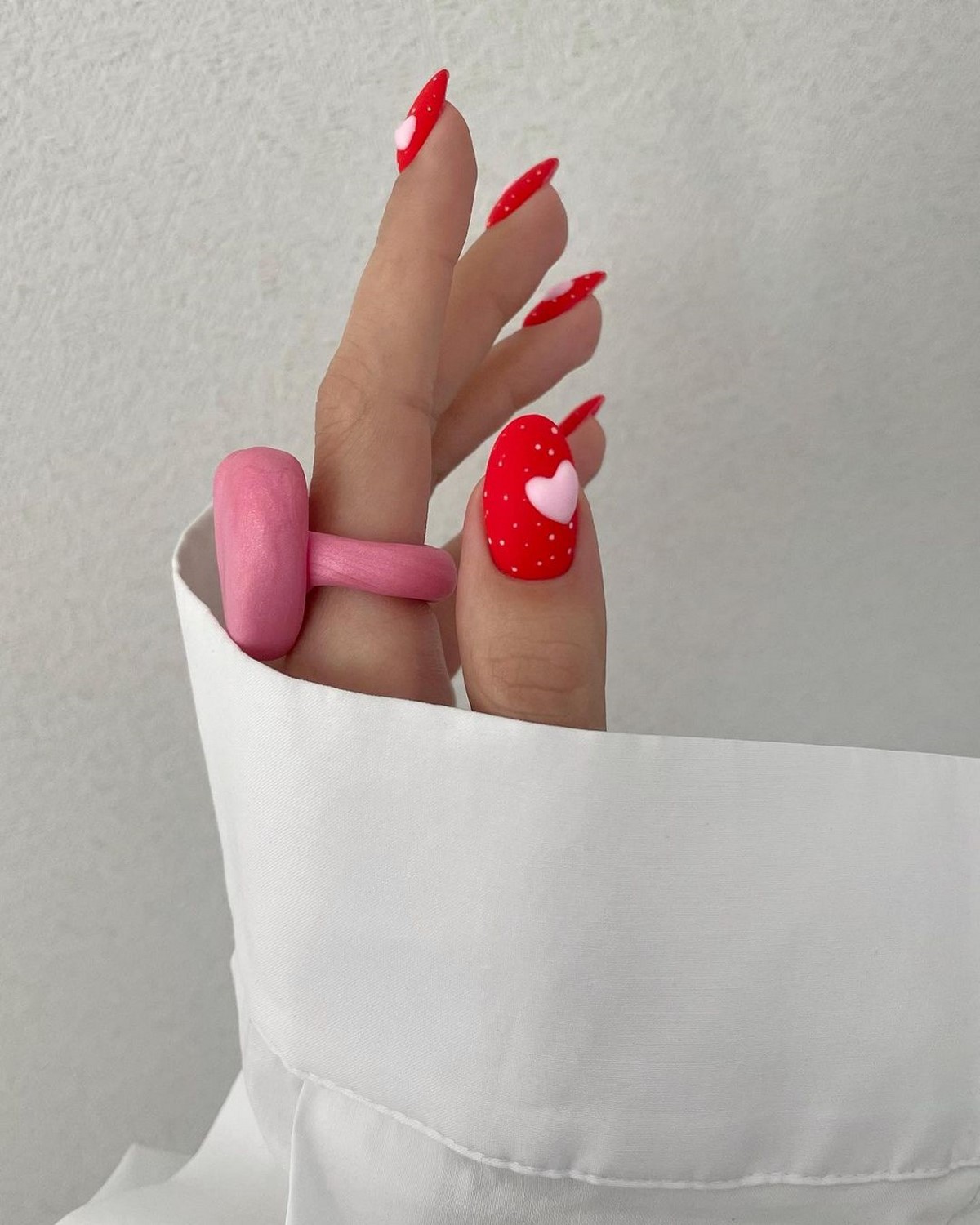 Тренды маникюра с сердечками 2026 – идеи на фото