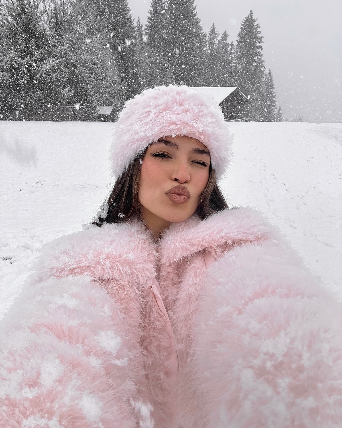 Новогодний наряд 2027: как одеться модно и стильно