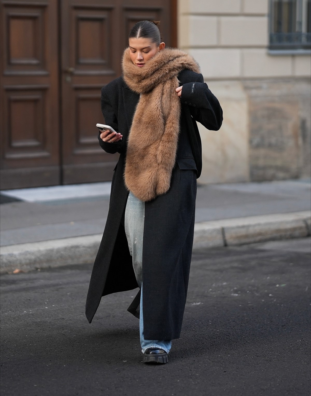 Голубой маникюр на зиму 2026-2027: топ трендов сезона