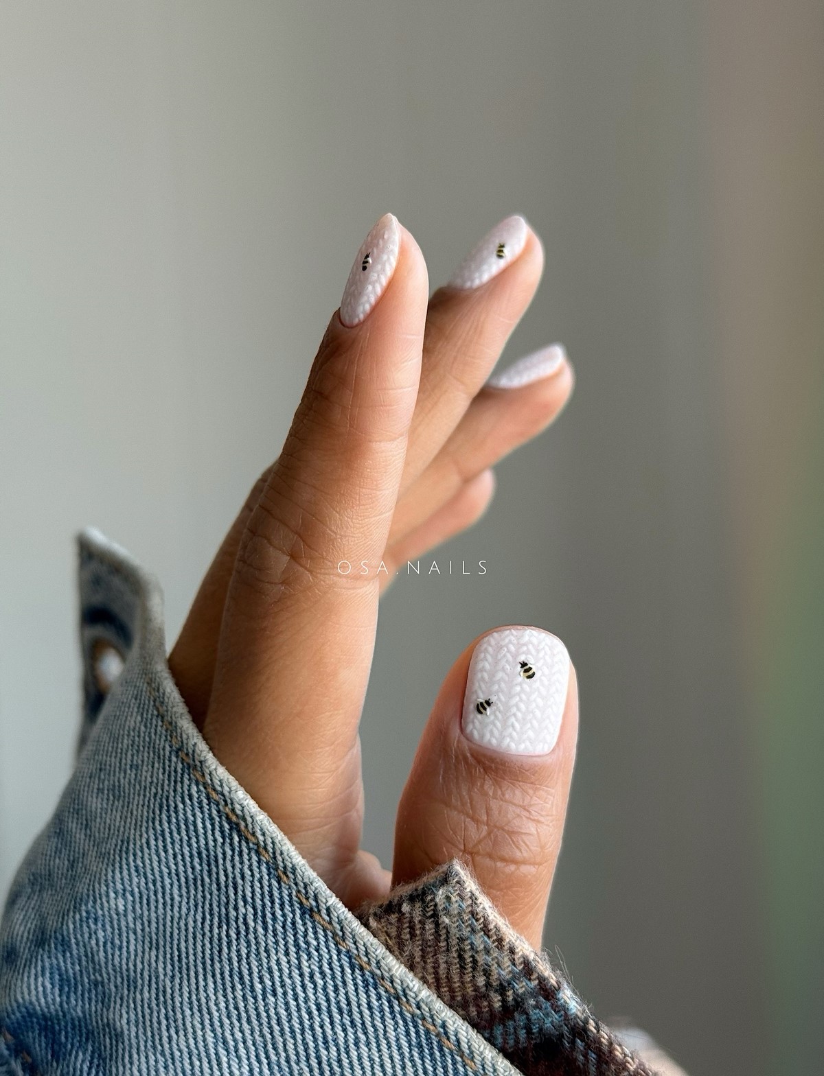 Зимний маникюр Cloud Dancer 2026 — цвет года Pantone