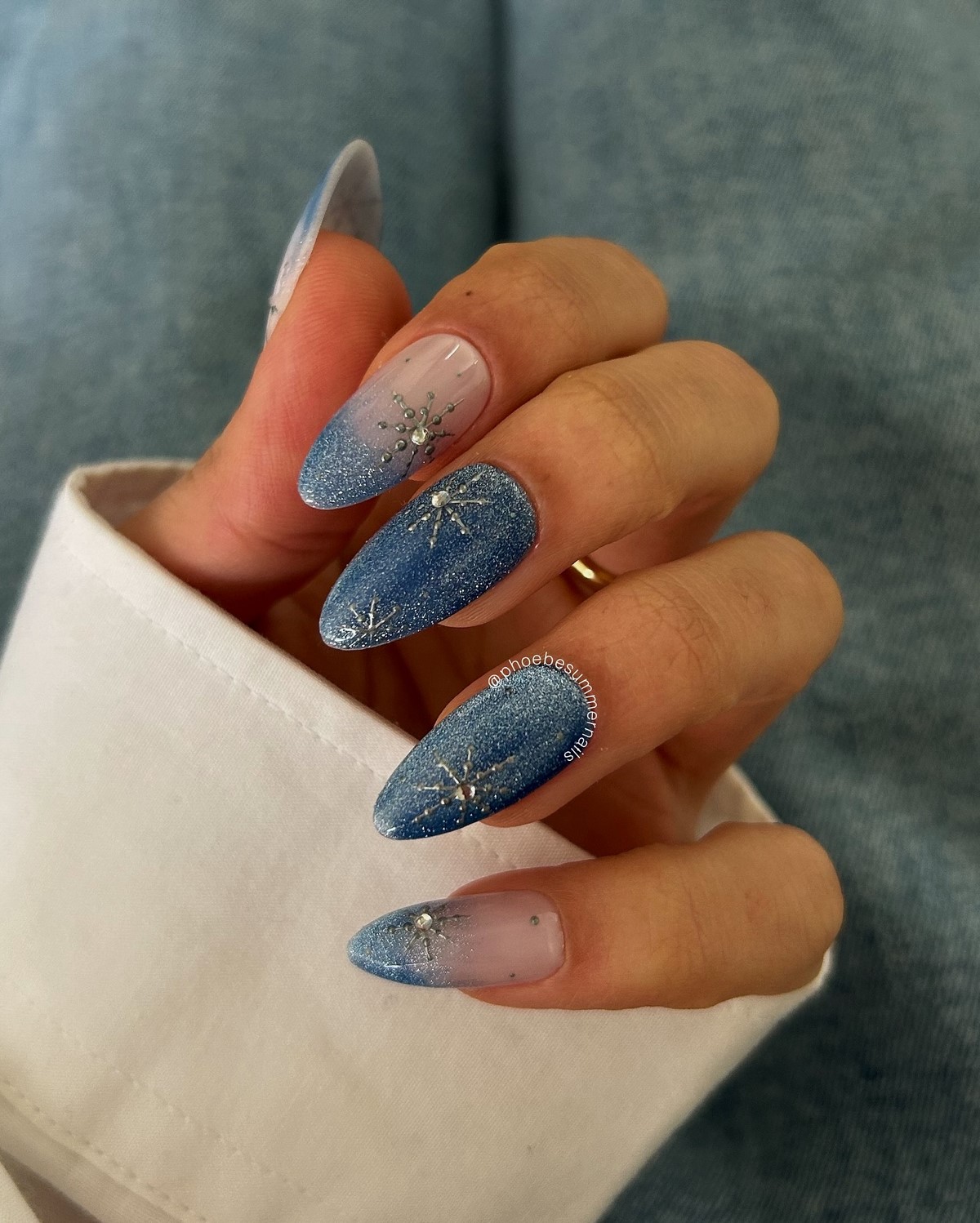 Сияющий френч на Новый год 2027 — тренд зимнего маникюра