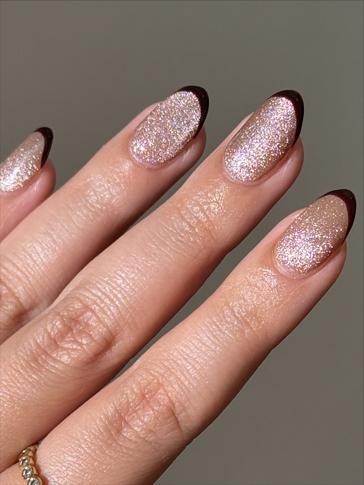 Сияющий френч на Новый год 2027 — тренд зимнего маникюра