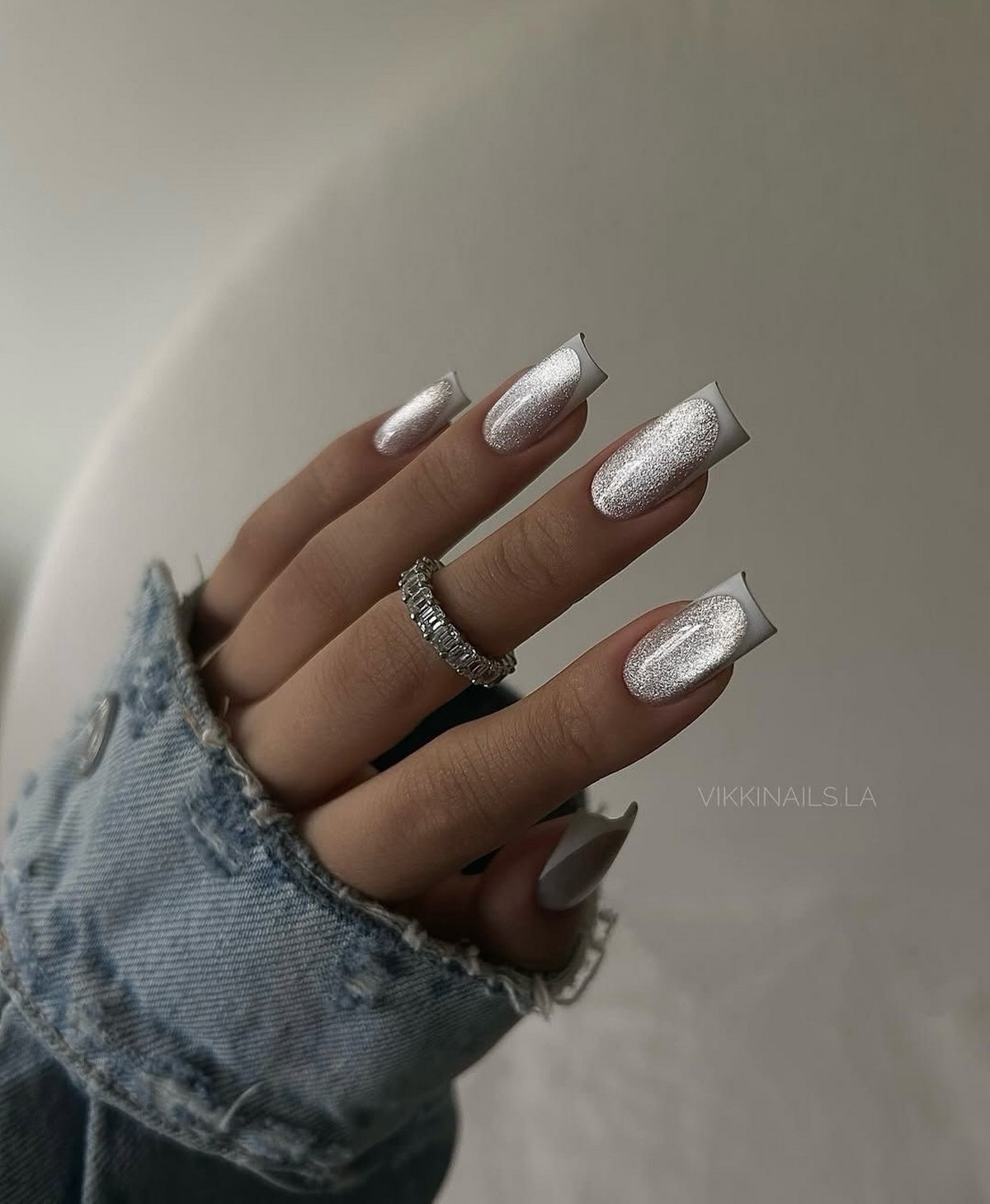 Сияющий френч на Новый год 2027 — тренд зимнего маникюра