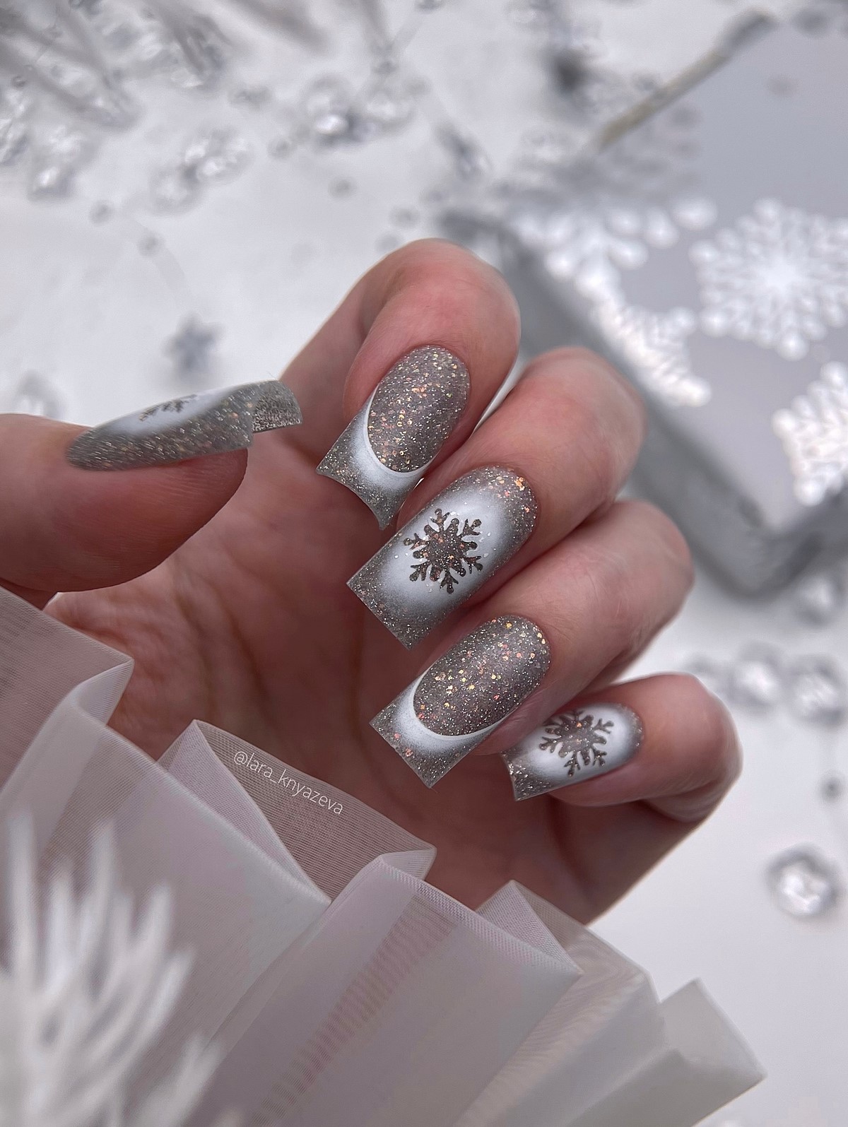 Сияющий френч на Новый год 2027 — тренд зимнего маникюра
