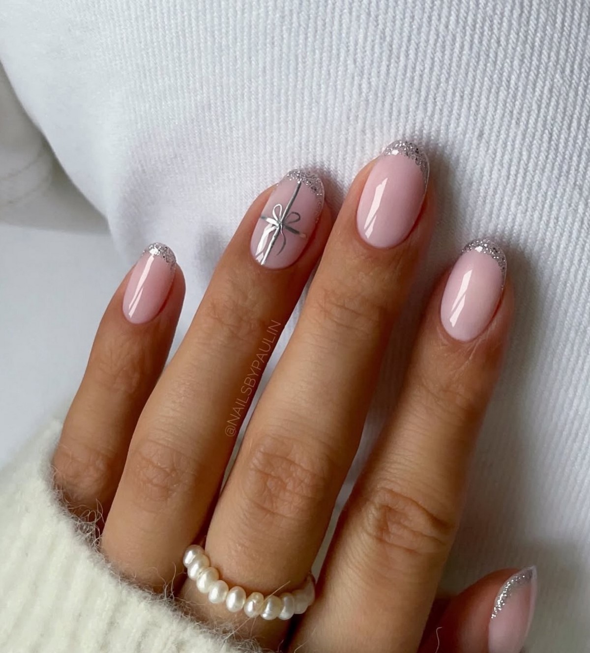 Сияющий френч на Новый год 2027 — тренд зимнего маникюра