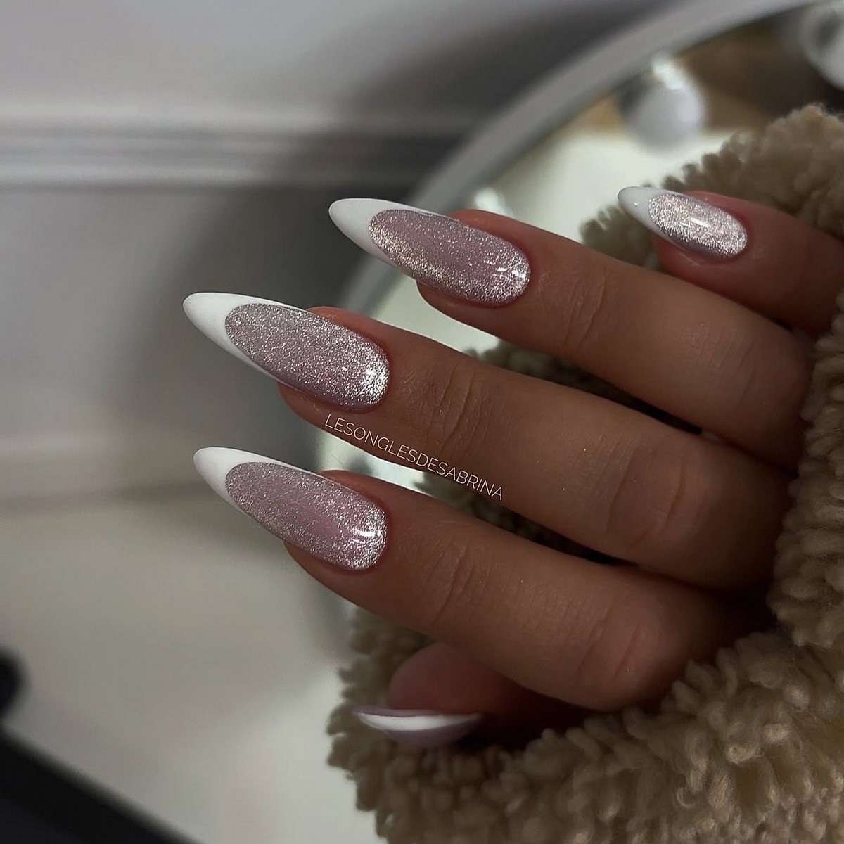 Сияющий френч на Новый год 2027 — тренд зимнего маникюра