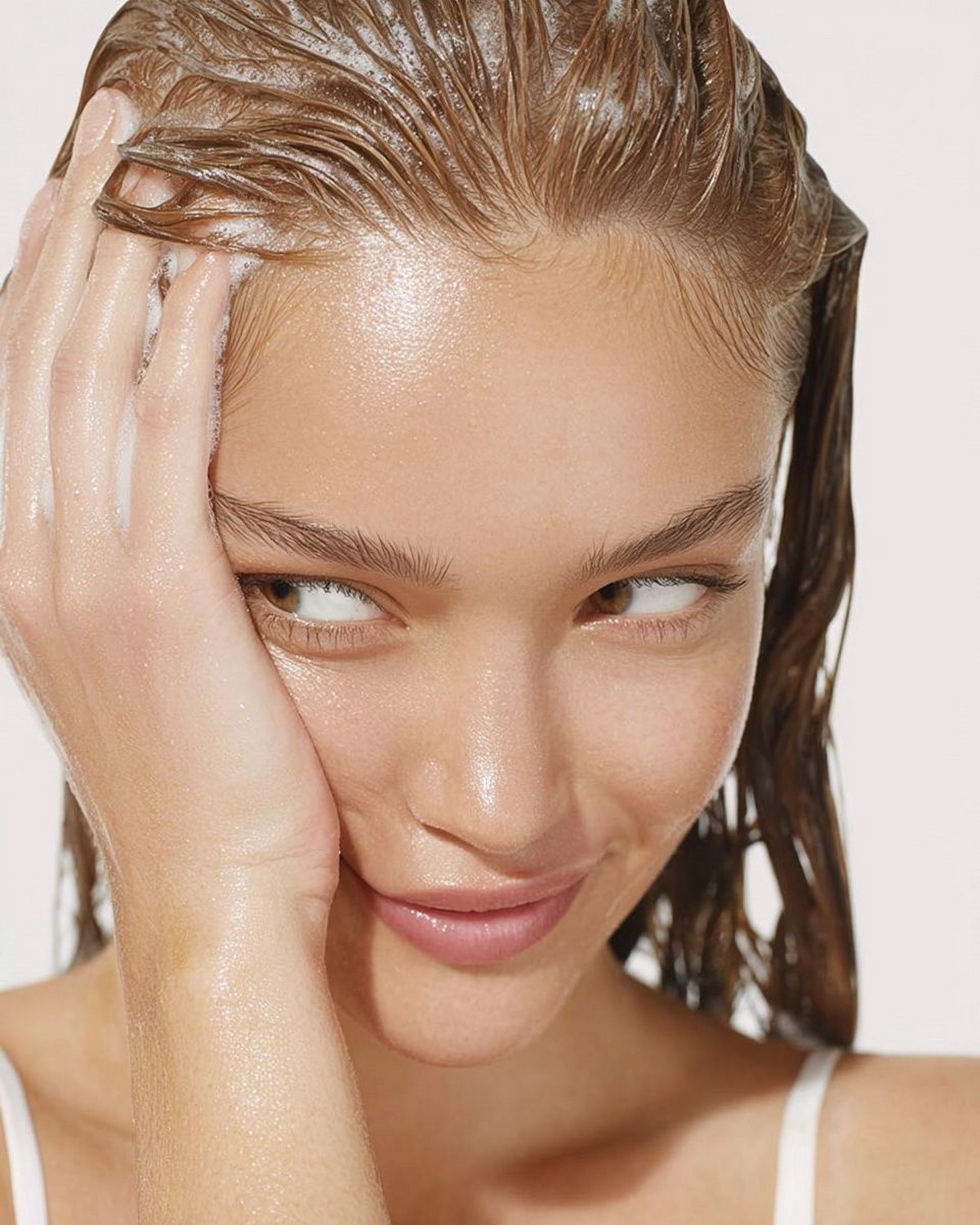 Сухая кожа головы vs перхоть: как распознать и лечить