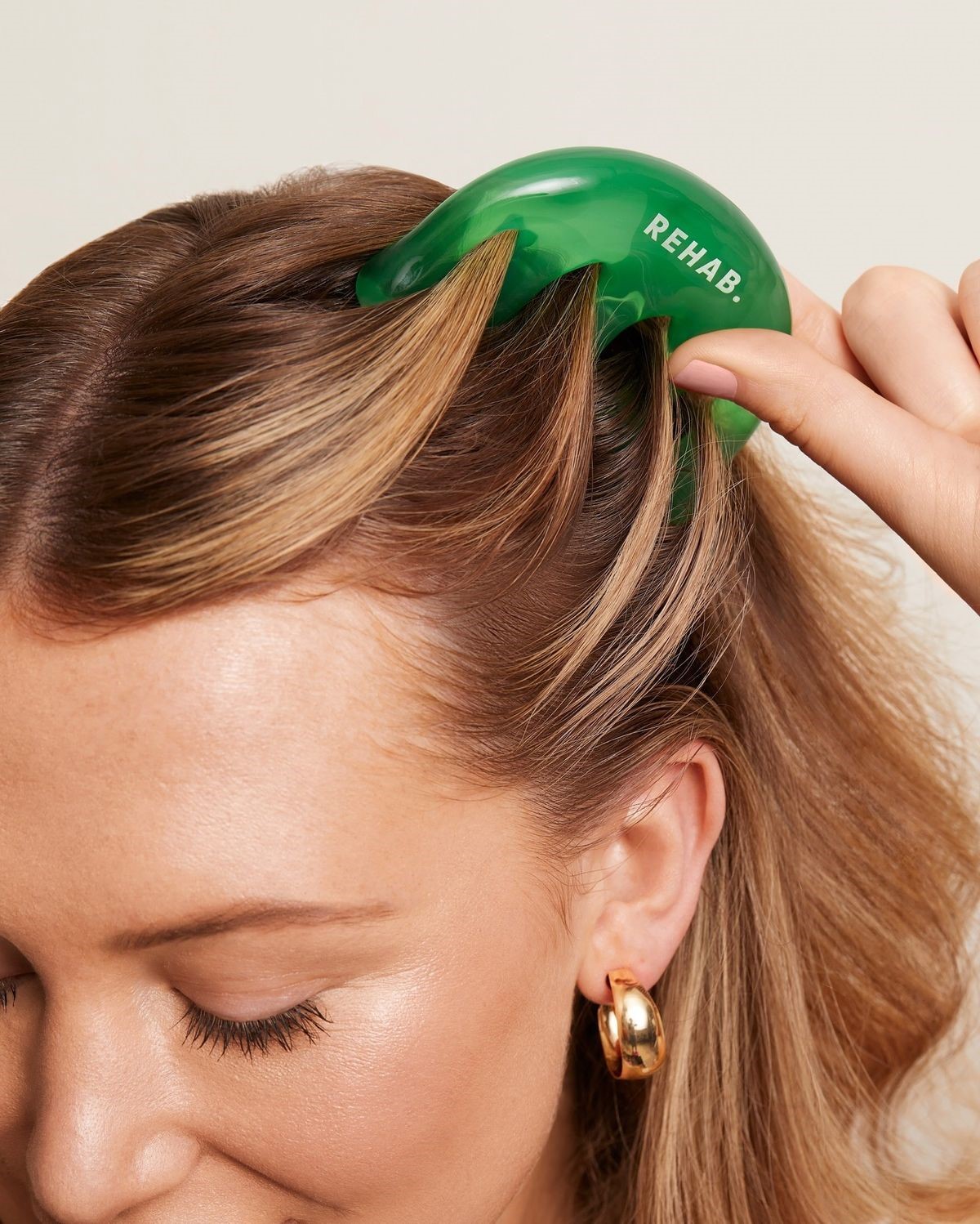 Сухая кожа головы vs перхоть: как распознать и лечить