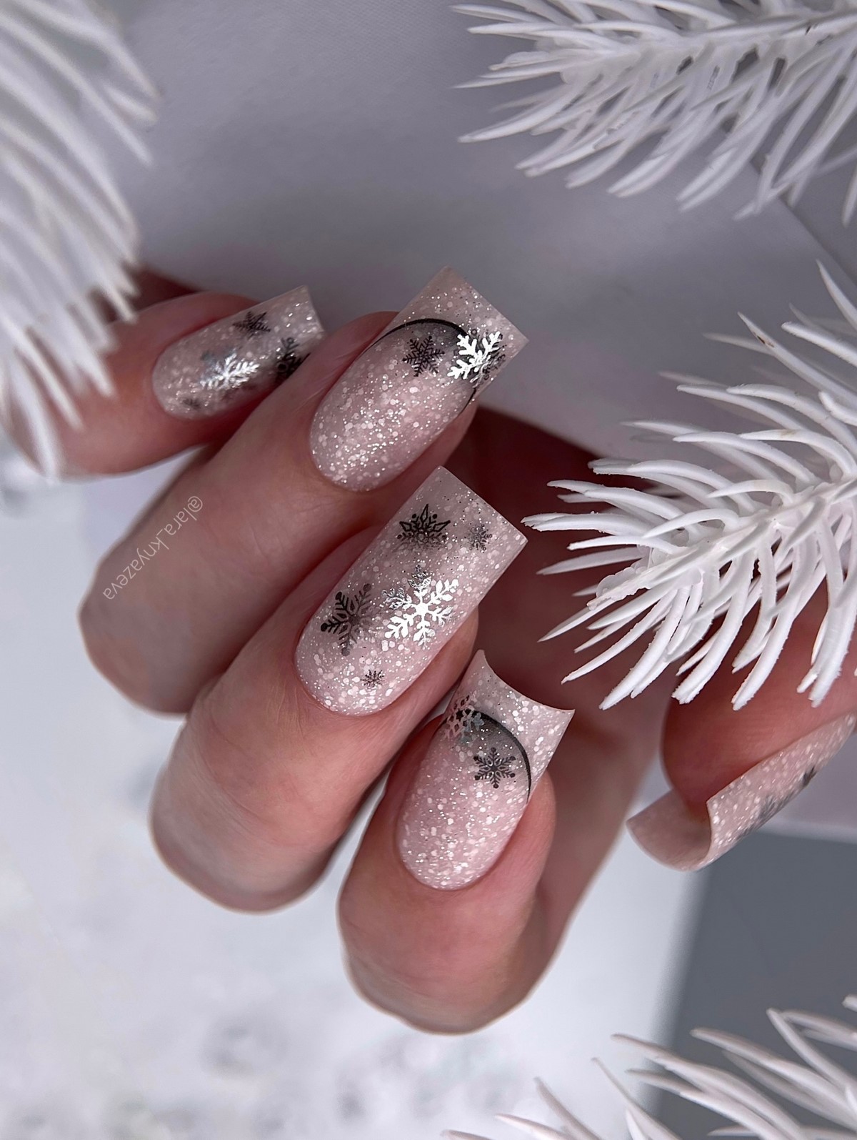 Сияющий френч на Новый год 2027 — тренд зимнего маникюра