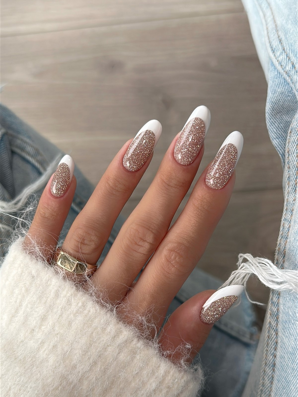 Сияющий френч на Новый год 2027 — тренд зимнего маникюра