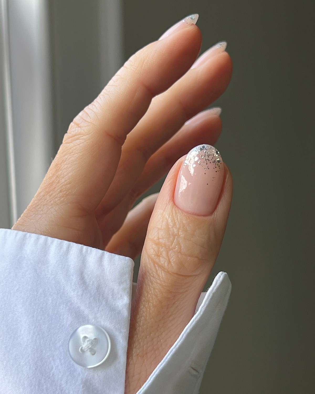 Сияющий френч на Новый год 2027 — тренд зимнего маникюра