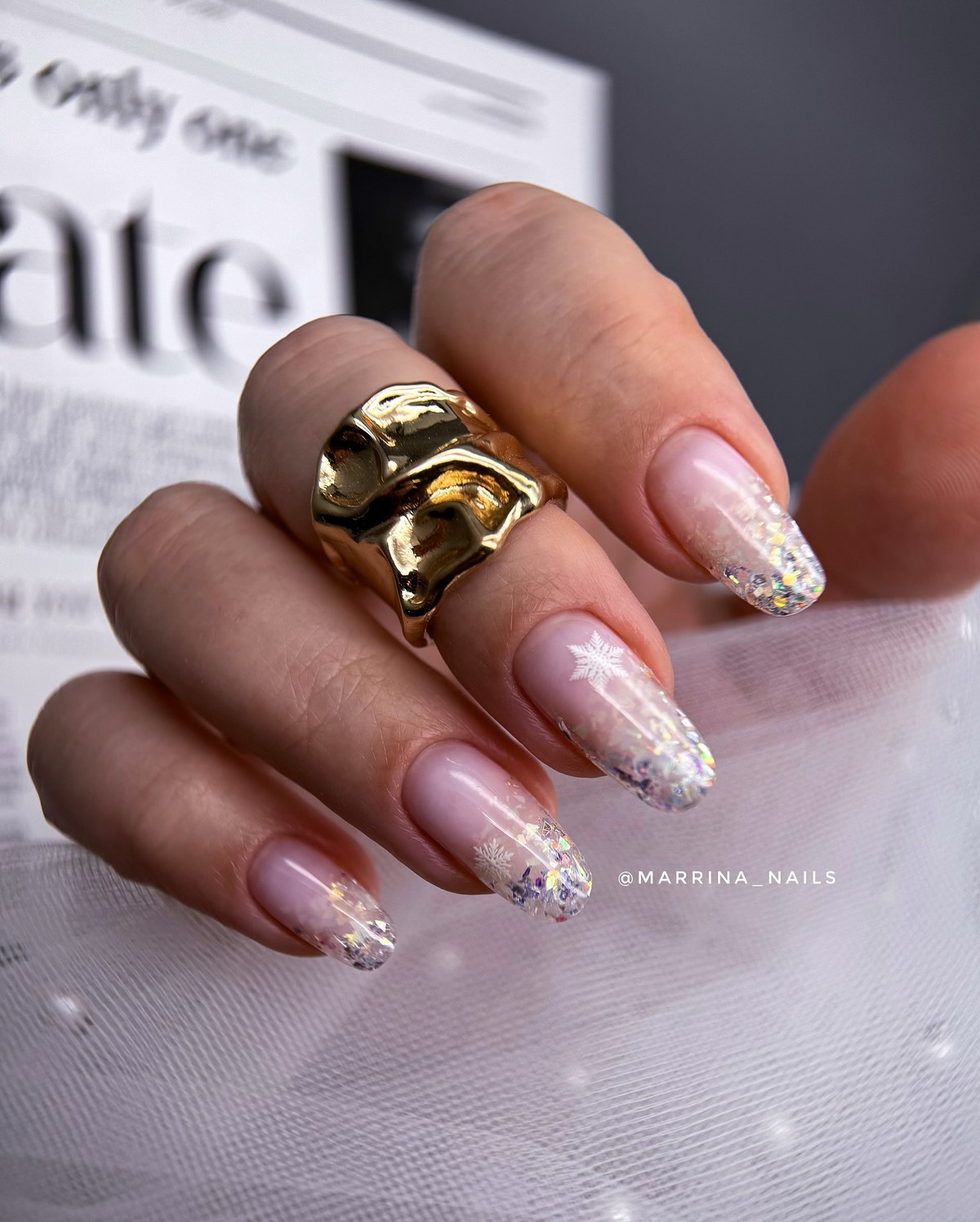 Сияющий френч на Новый год 2027 — тренд зимнего маникюра