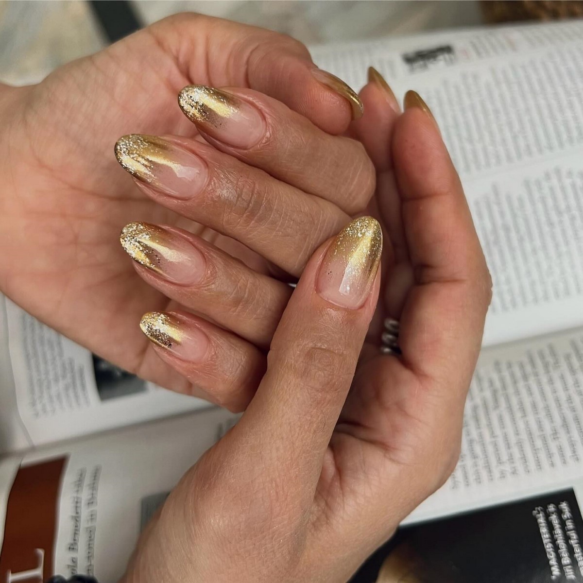 Сияющий френч на Новый год 2027 — тренд зимнего маникюра