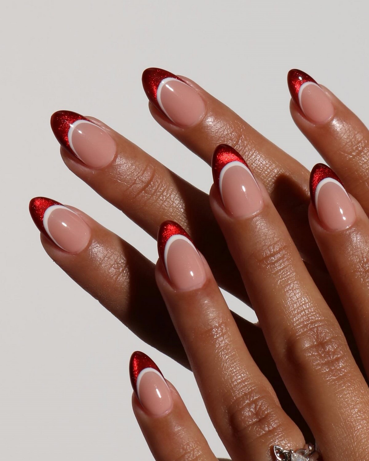 Сияющий френч на Новый год 2027 — тренд зимнего маникюра