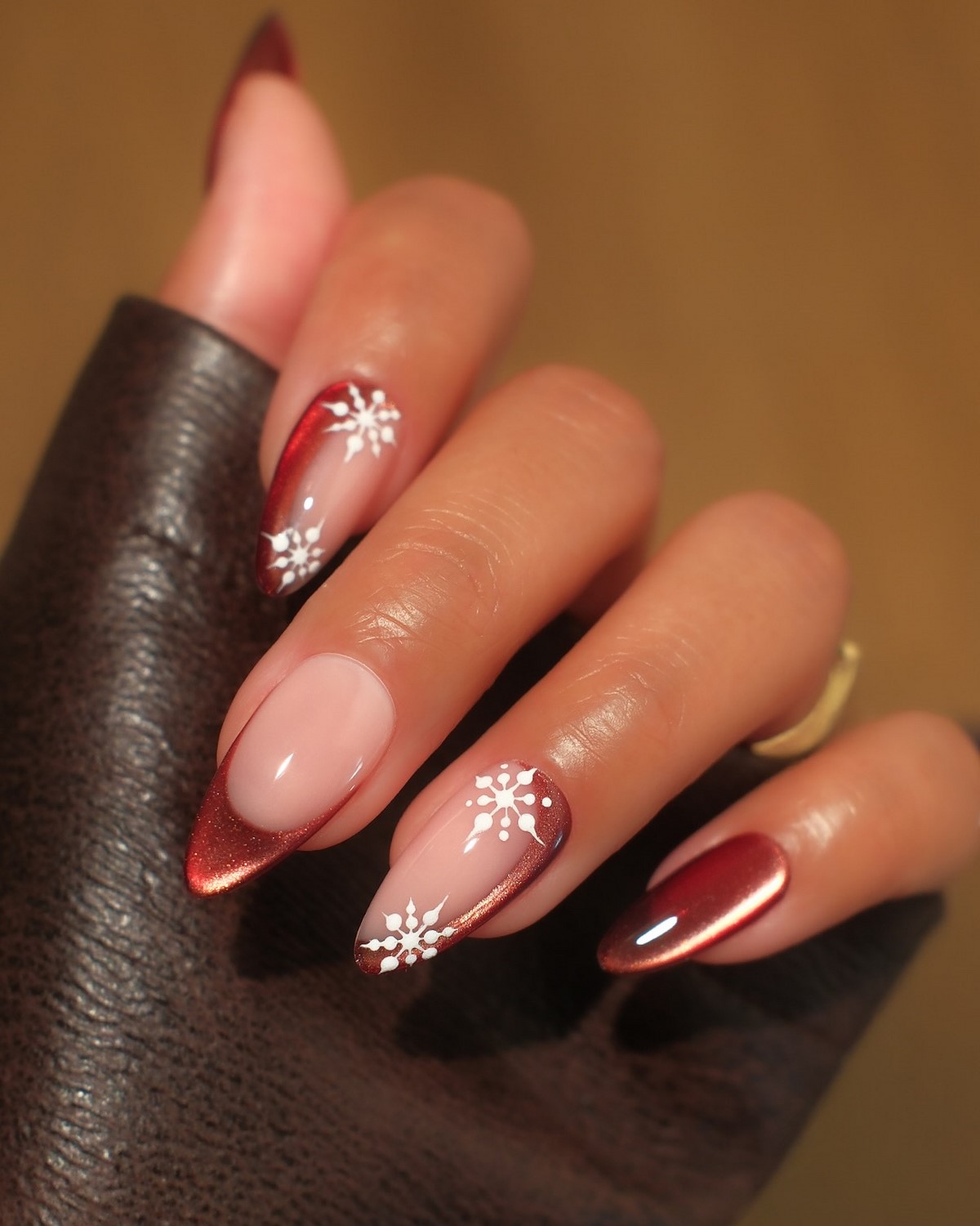 Сияющий френч на Новый год 2027 — тренд зимнего маникюра