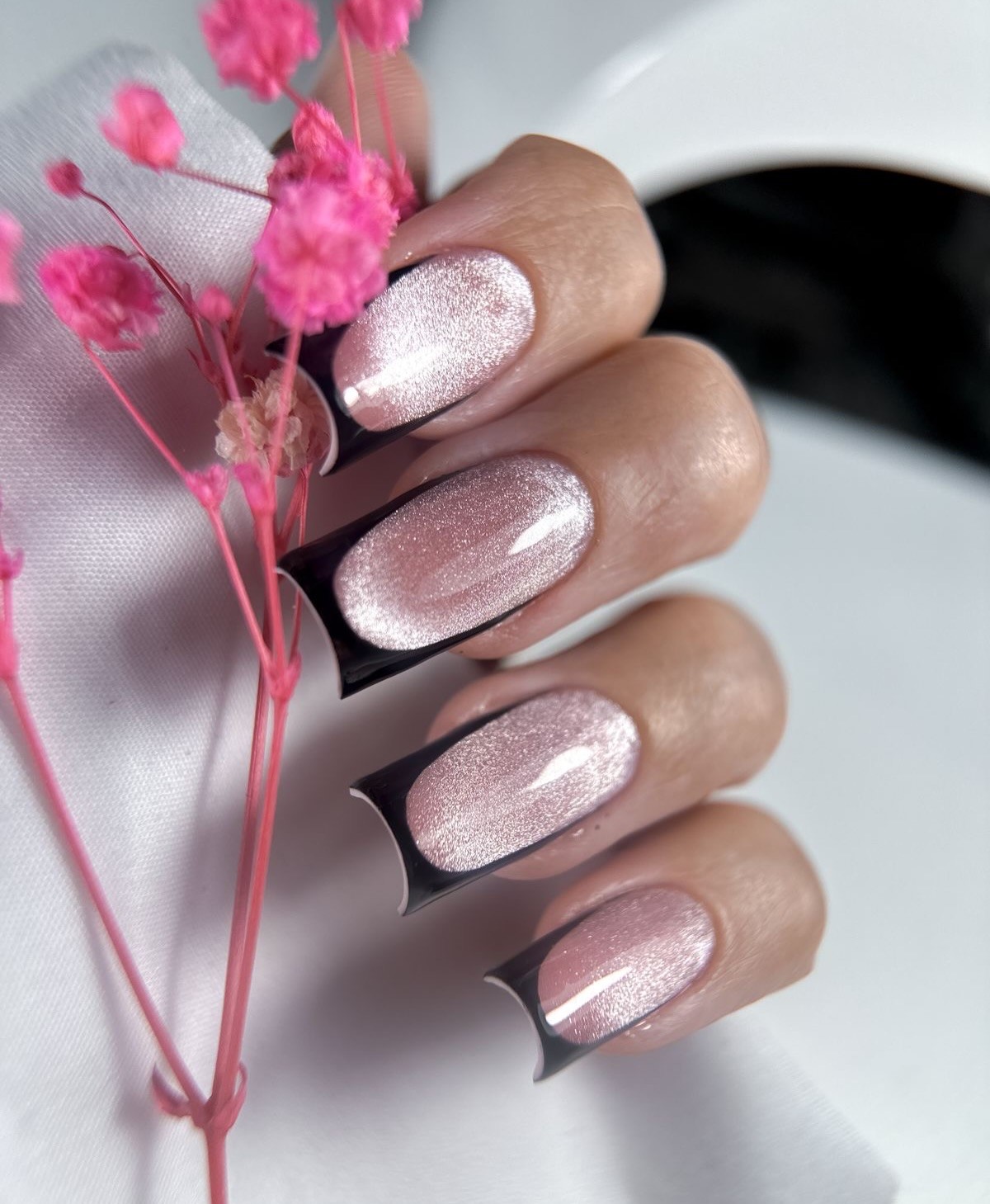 Сияющий френч на Новый год 2027 — тренд зимнего маникюра