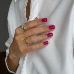 Малиновый однотонный маникюр на короткие ногти