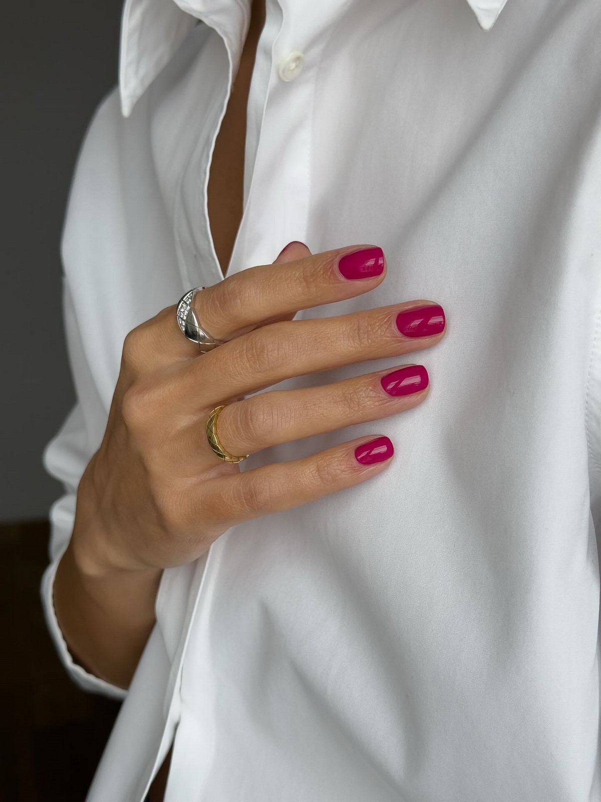 Малиновый однотонный маникюр на короткие ногти