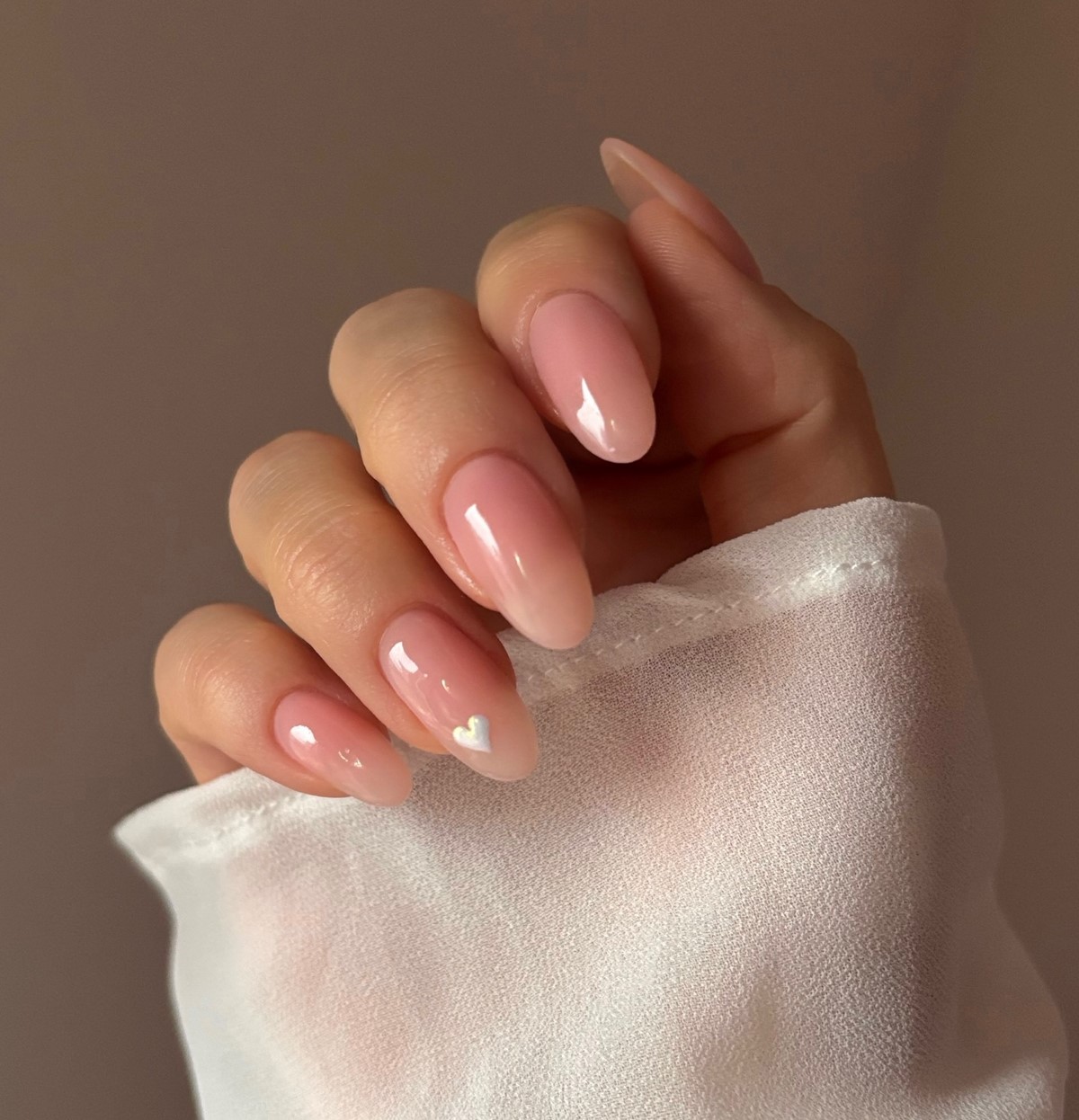 Сердечки на ногтях в феврале 2026: романтика в деталях