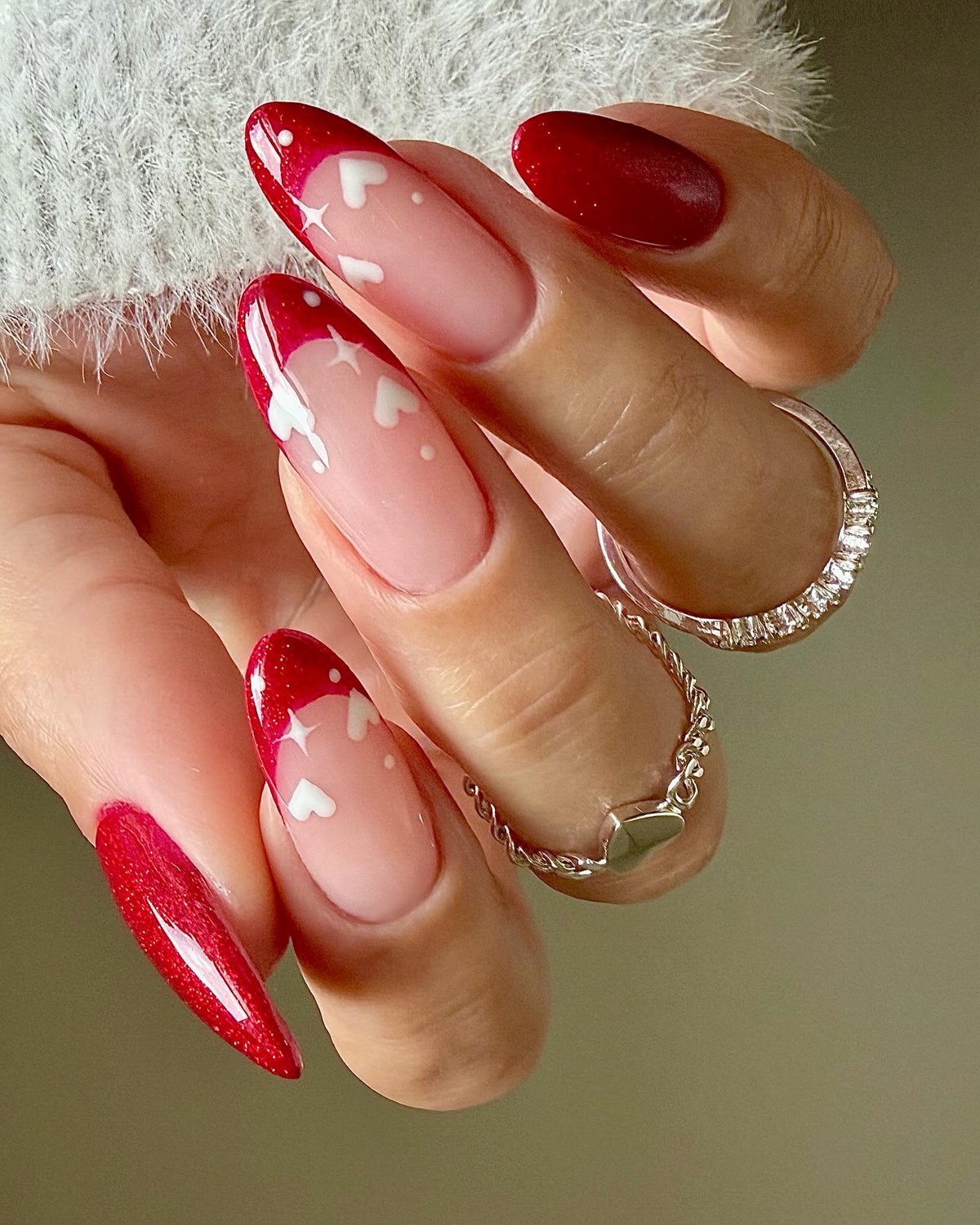 Сердечки на ногтях в феврале 2026: романтика в деталях