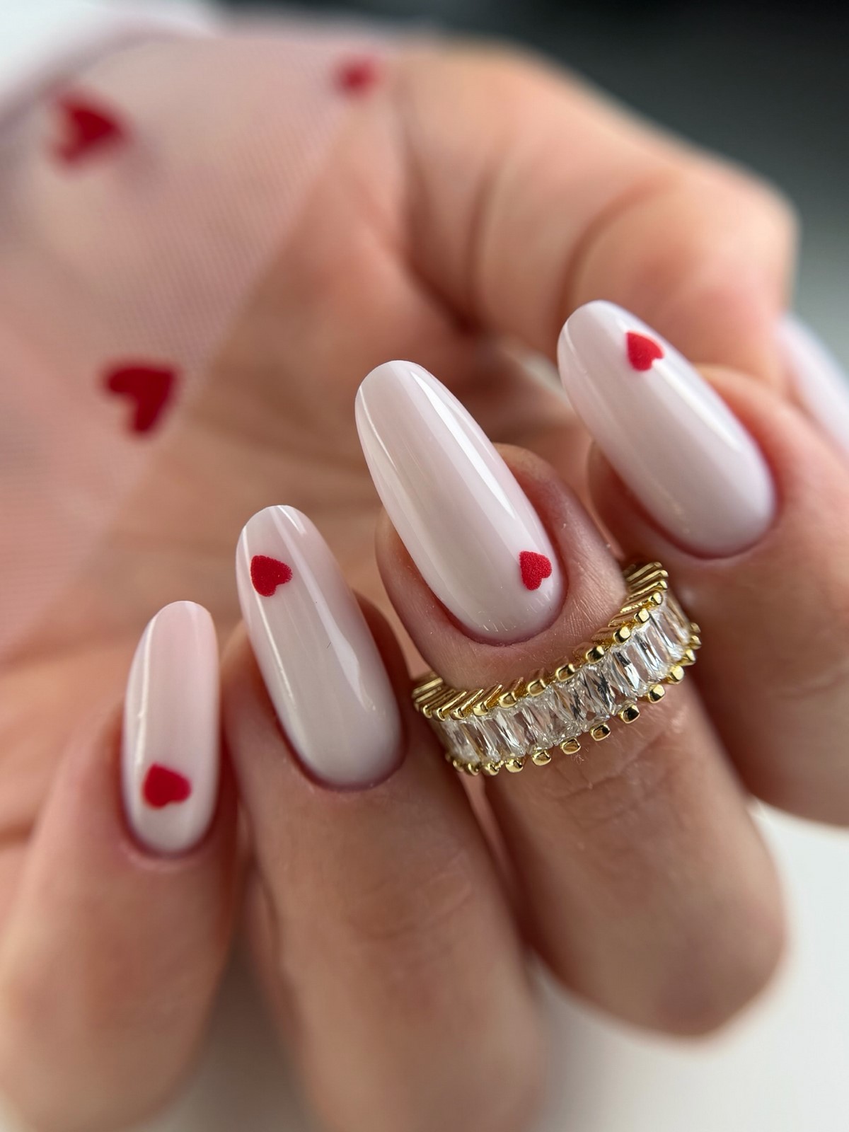 Сердечки на ногтях в феврале 2026: романтика в деталях