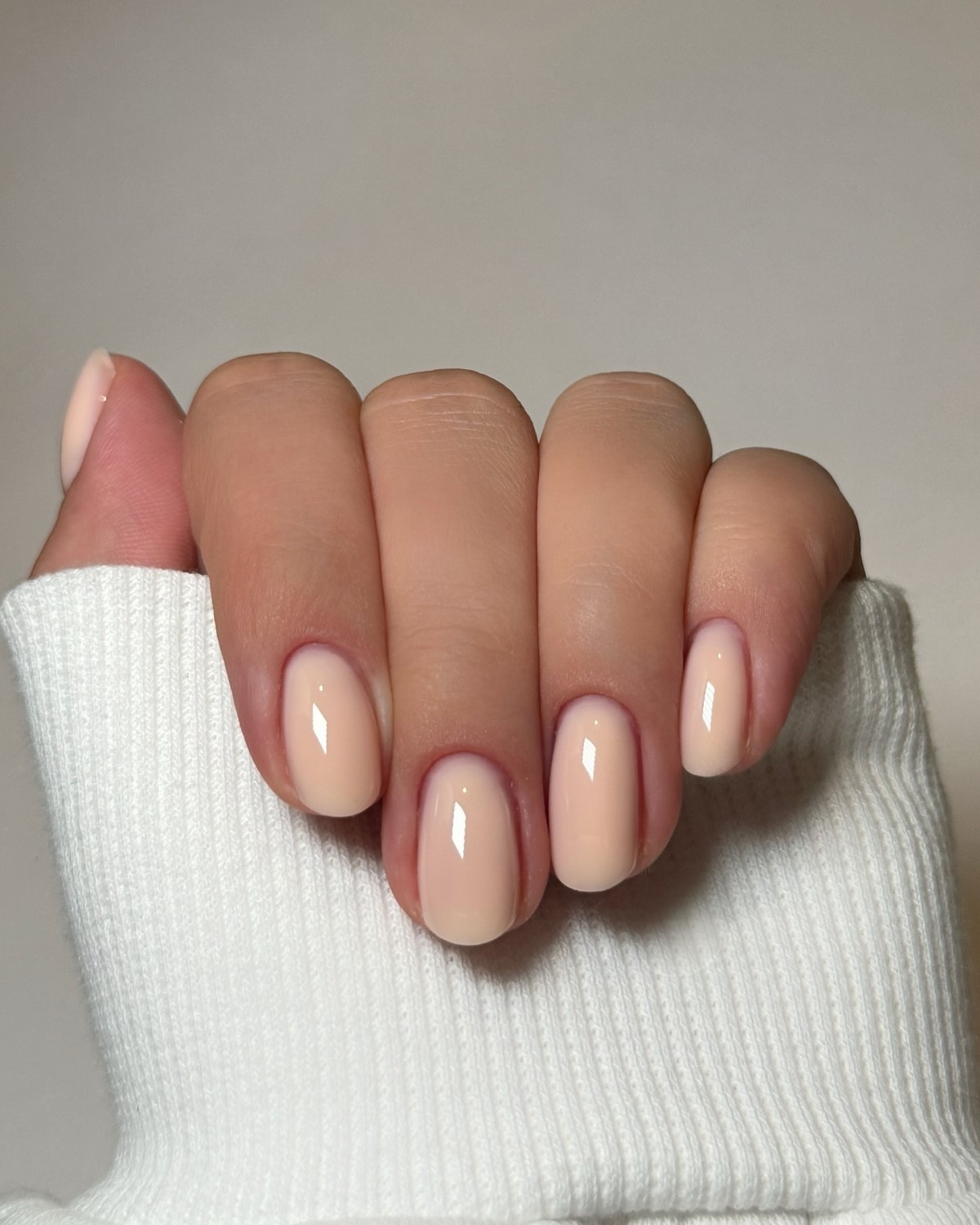 Однотонный маникюр 2026: красивые ногти со вкусом