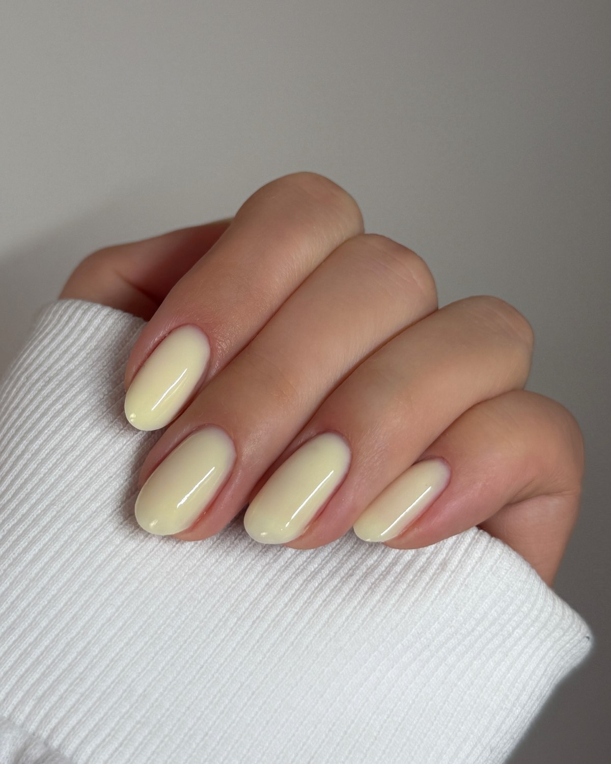 Однотонный маникюр 2026: красивые ногти со вкусом