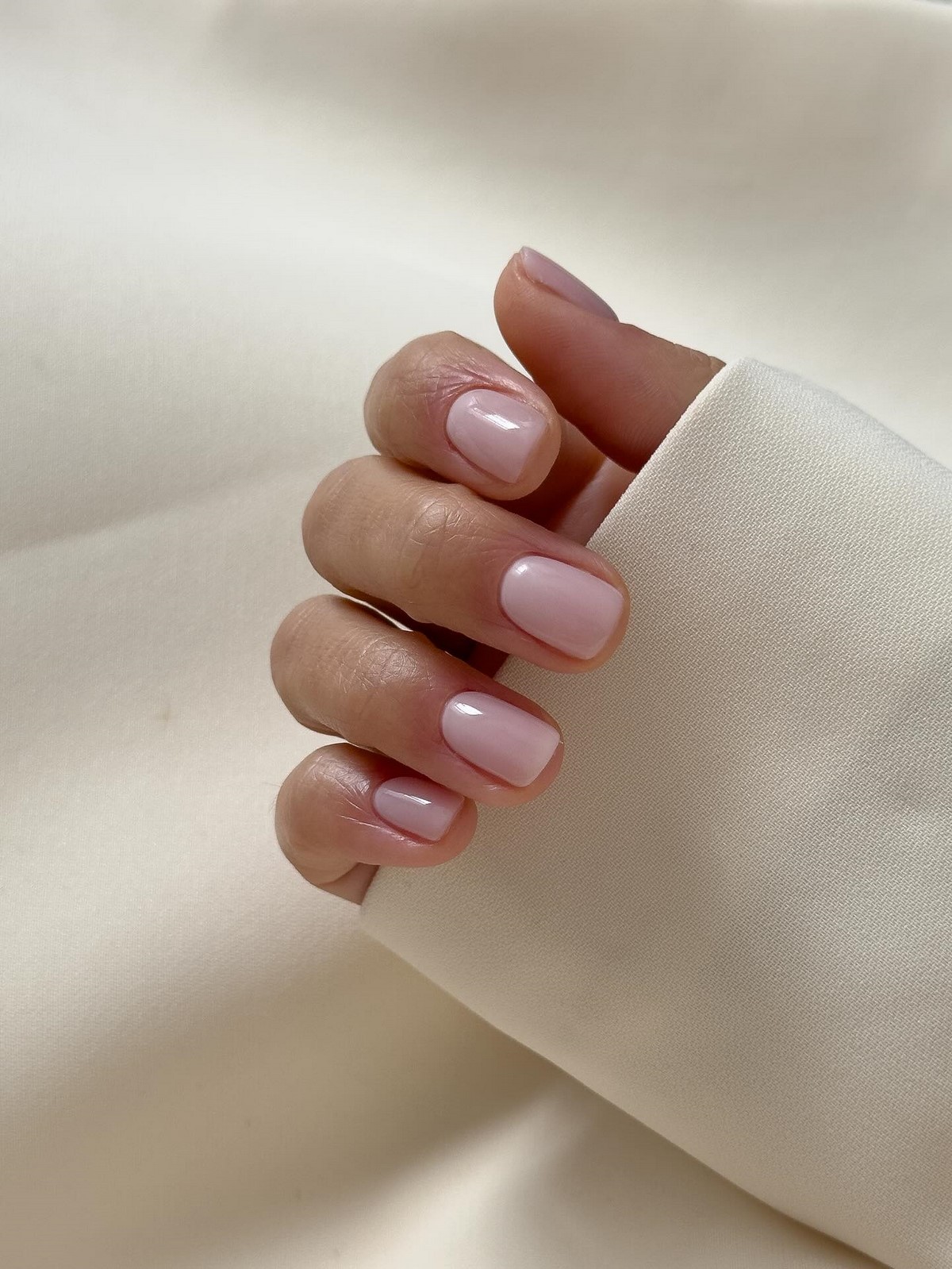 Однотонный маникюр 2026: красивые ногти со вкусом