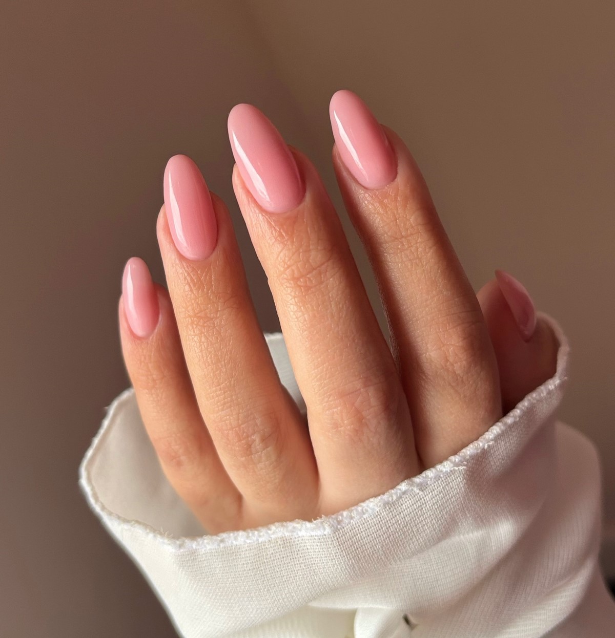 Однотонный маникюр 2026: красивые ногти со вкусом