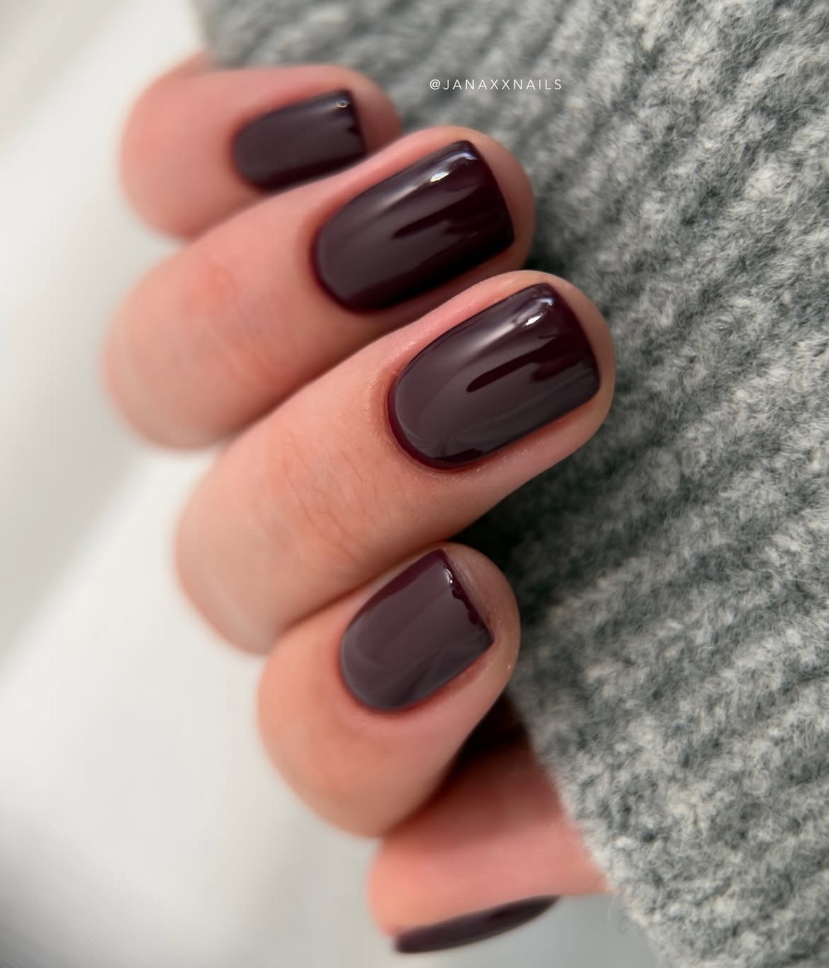 Однотонный маникюр 2026: красивые ногти со вкусом