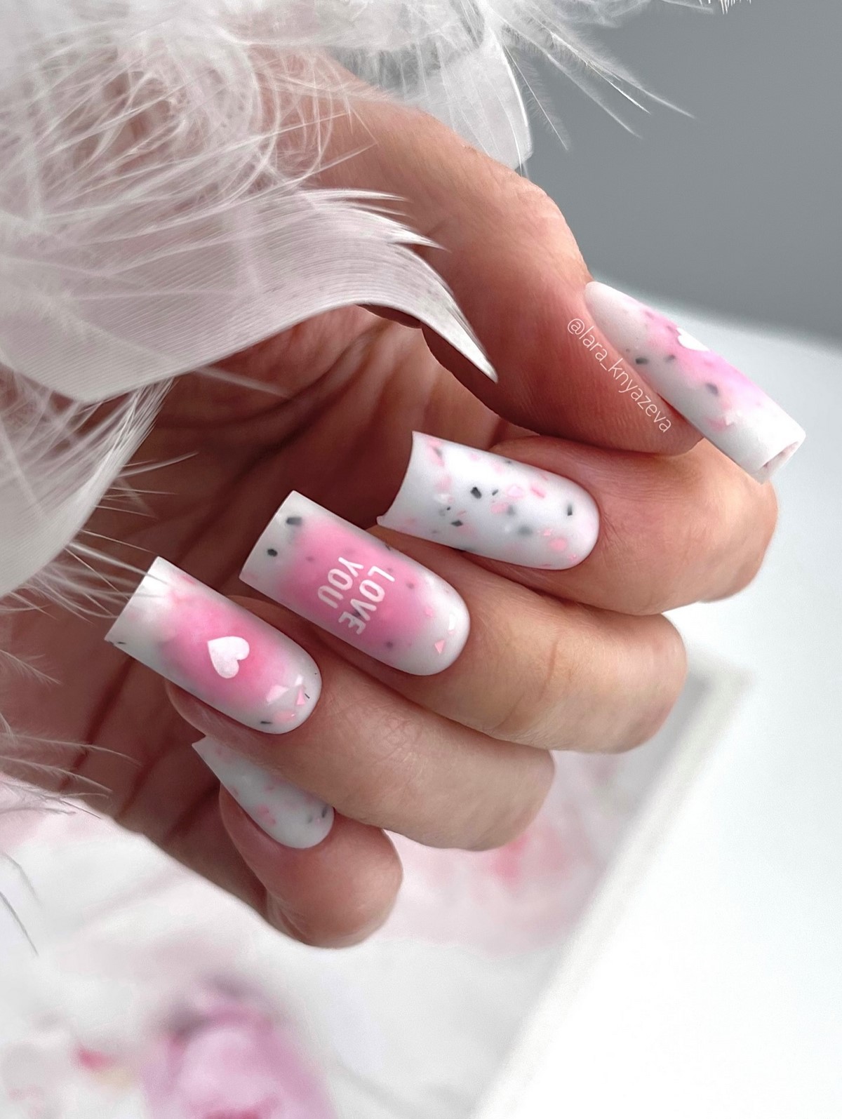 Сердечки на ногтях в феврале 2026: романтика в деталях