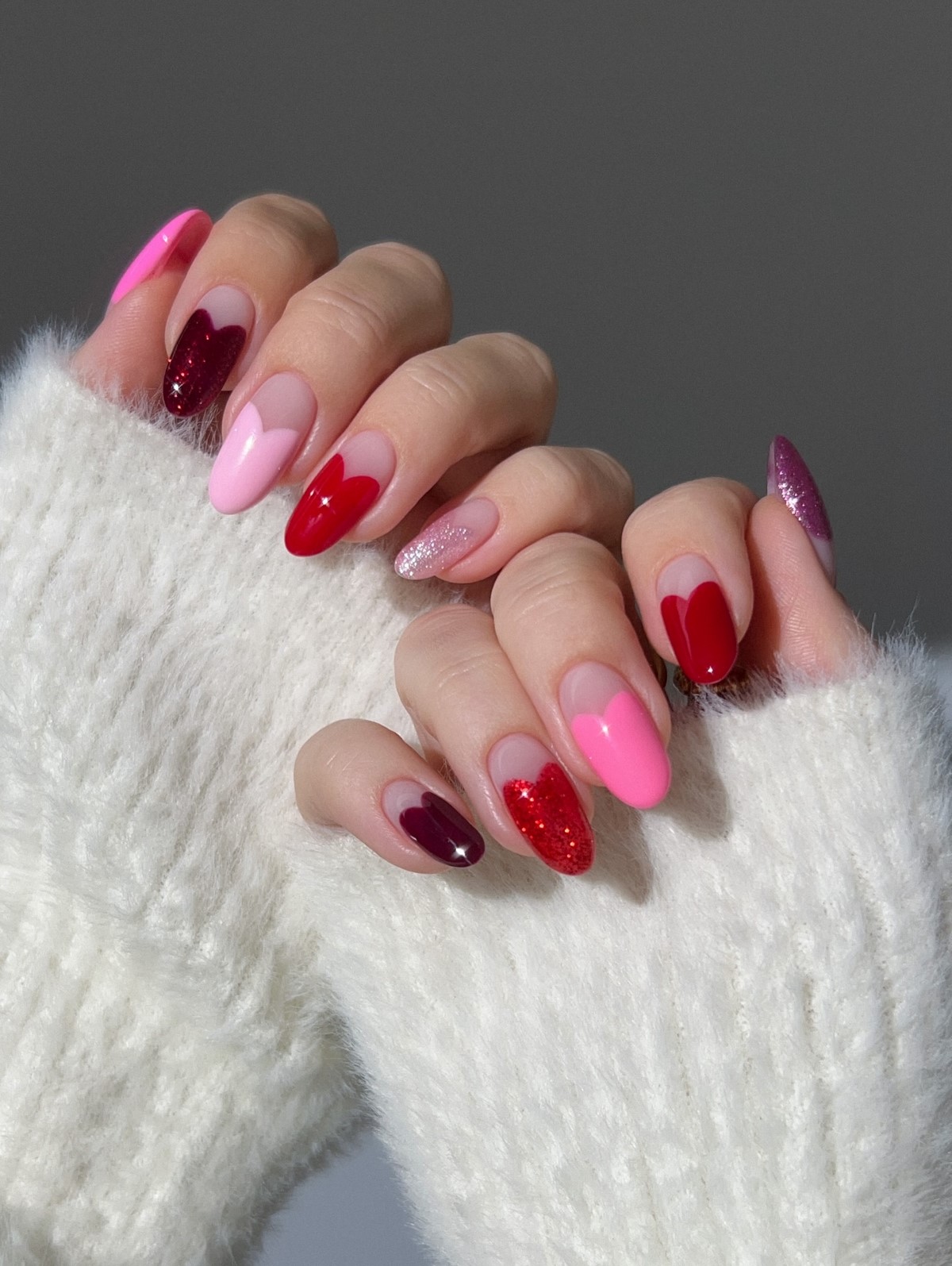 Сердечки на ногтях в феврале 2026: романтика в деталях