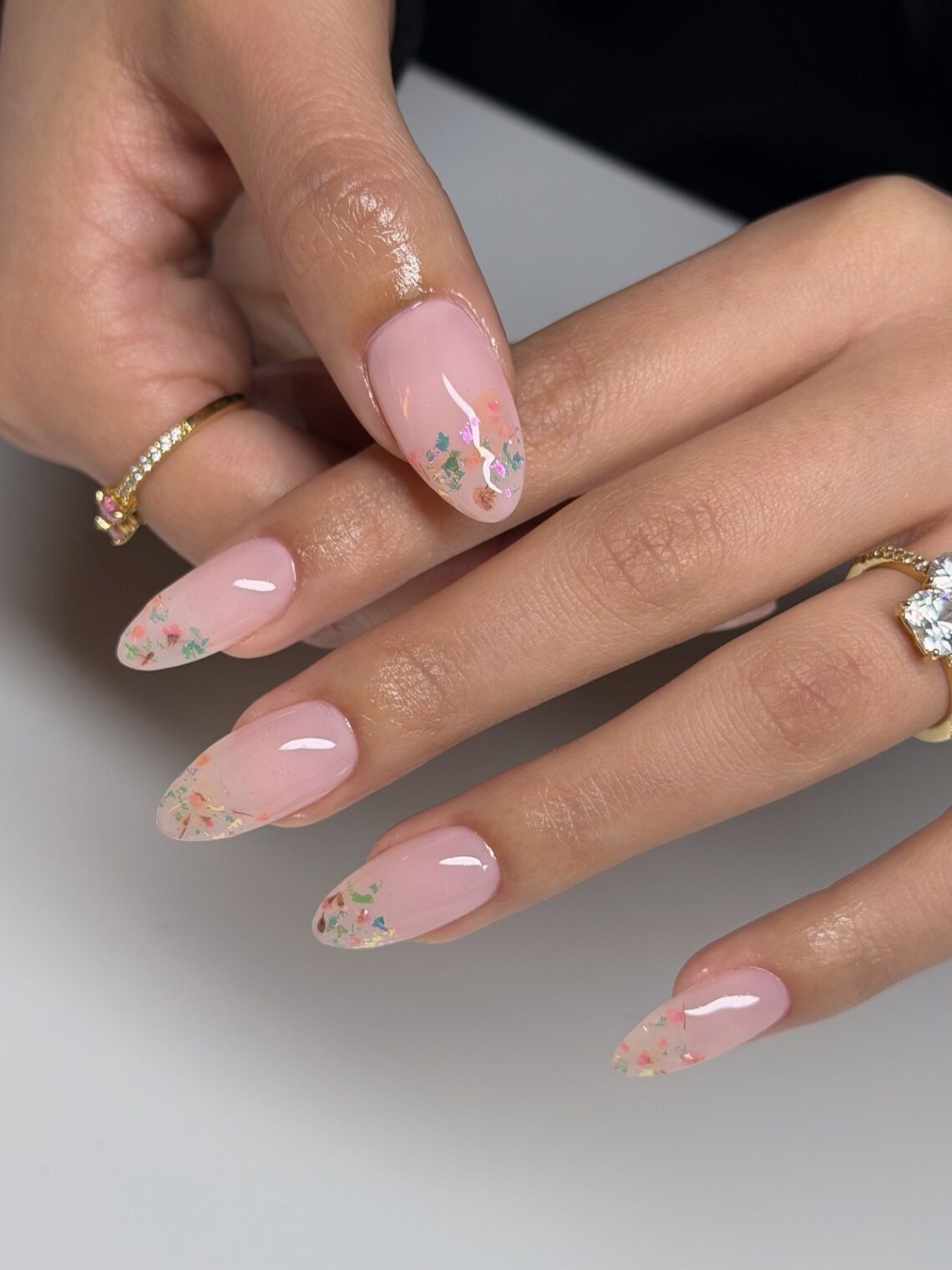 Маникюр на март 2026: цвета и идеи, которые будут носить чаще всего