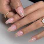 Маникюр на март 2026: цвета и идеи, которые будут носить чаще всего