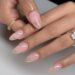 Маникюр на март 2026: цвета и идеи, которые будут носить чаще всего