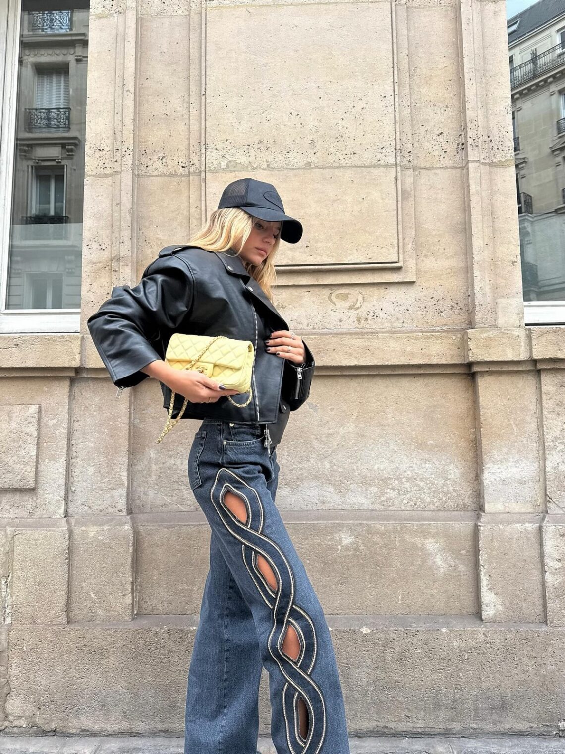 Укороченная куртка-косуха с широкими плечами и узкой талией в черном цвете