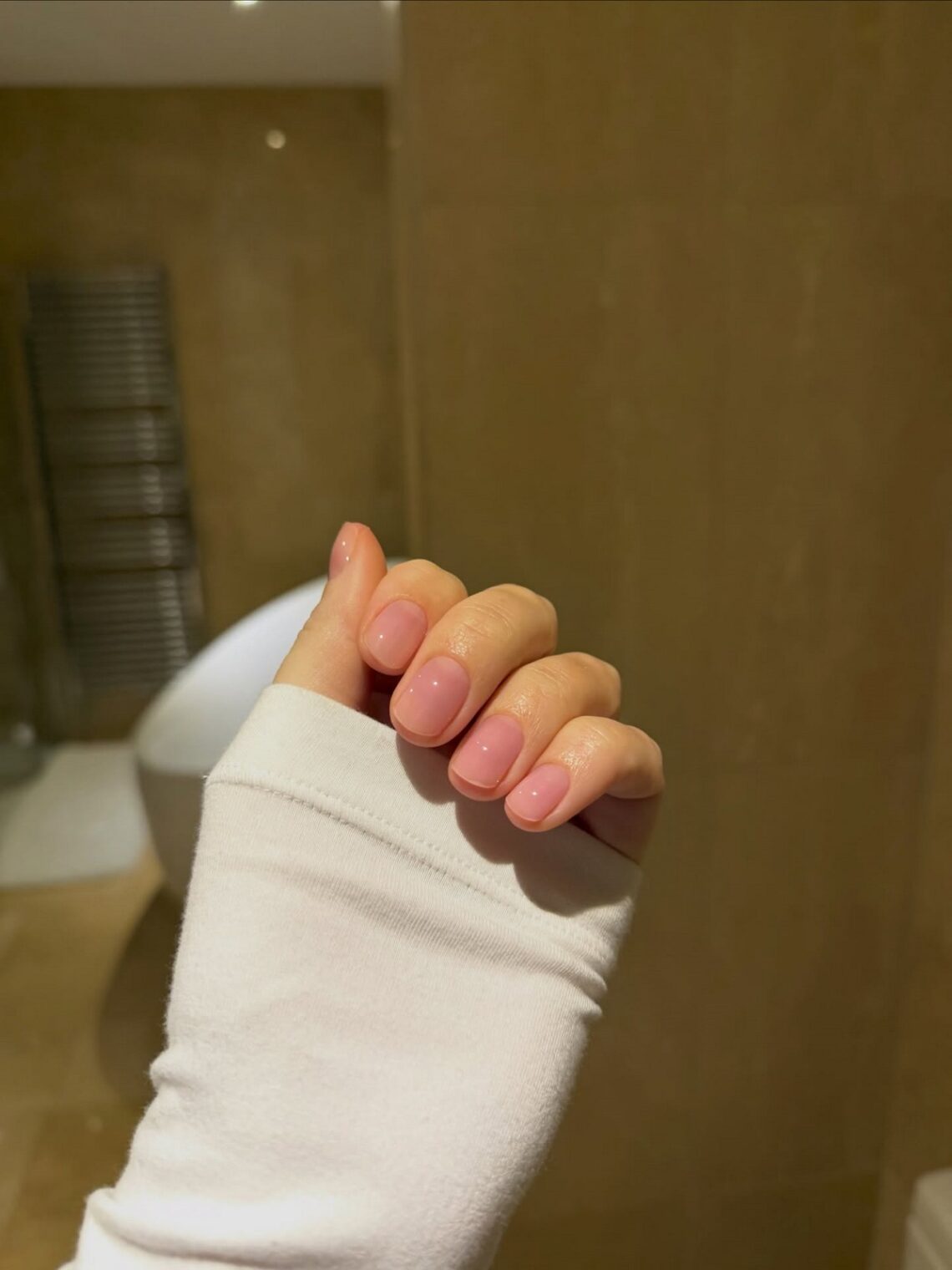 Ультракороткие ногти с эффектом "маникюр без маникюра"