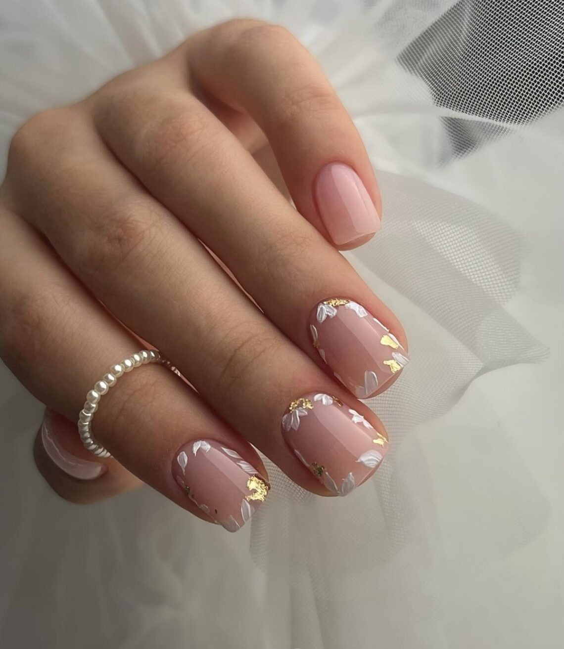 Нюд-маникюр на короткие ногти с обрамлением в виде мазков-лепестков