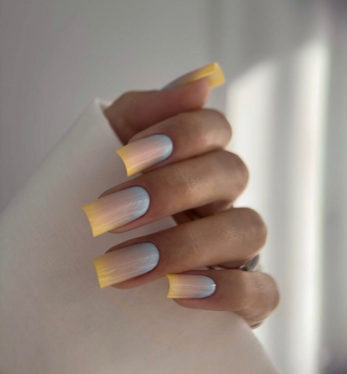 Квадратные ногти з голубо-бежево-желтым градиентом