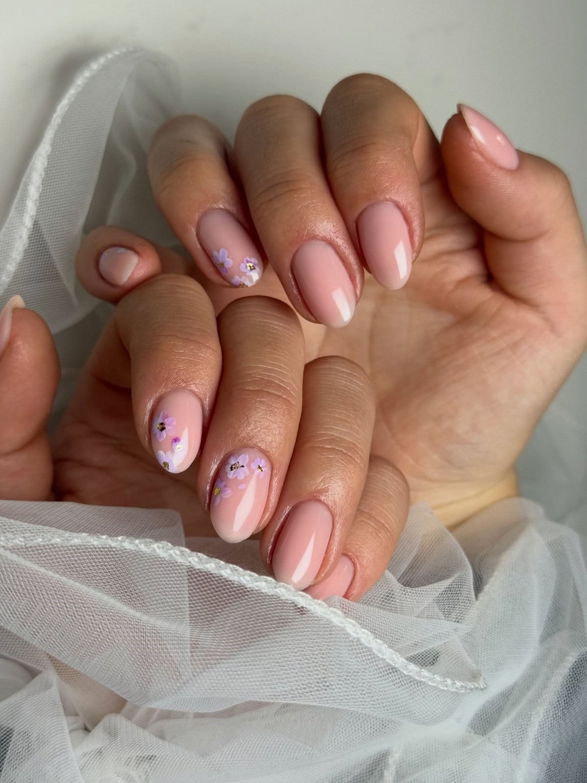 Нюд с тонким акцентом: самый аккуратный маникюр этой весны, который выглядит дороже однотона