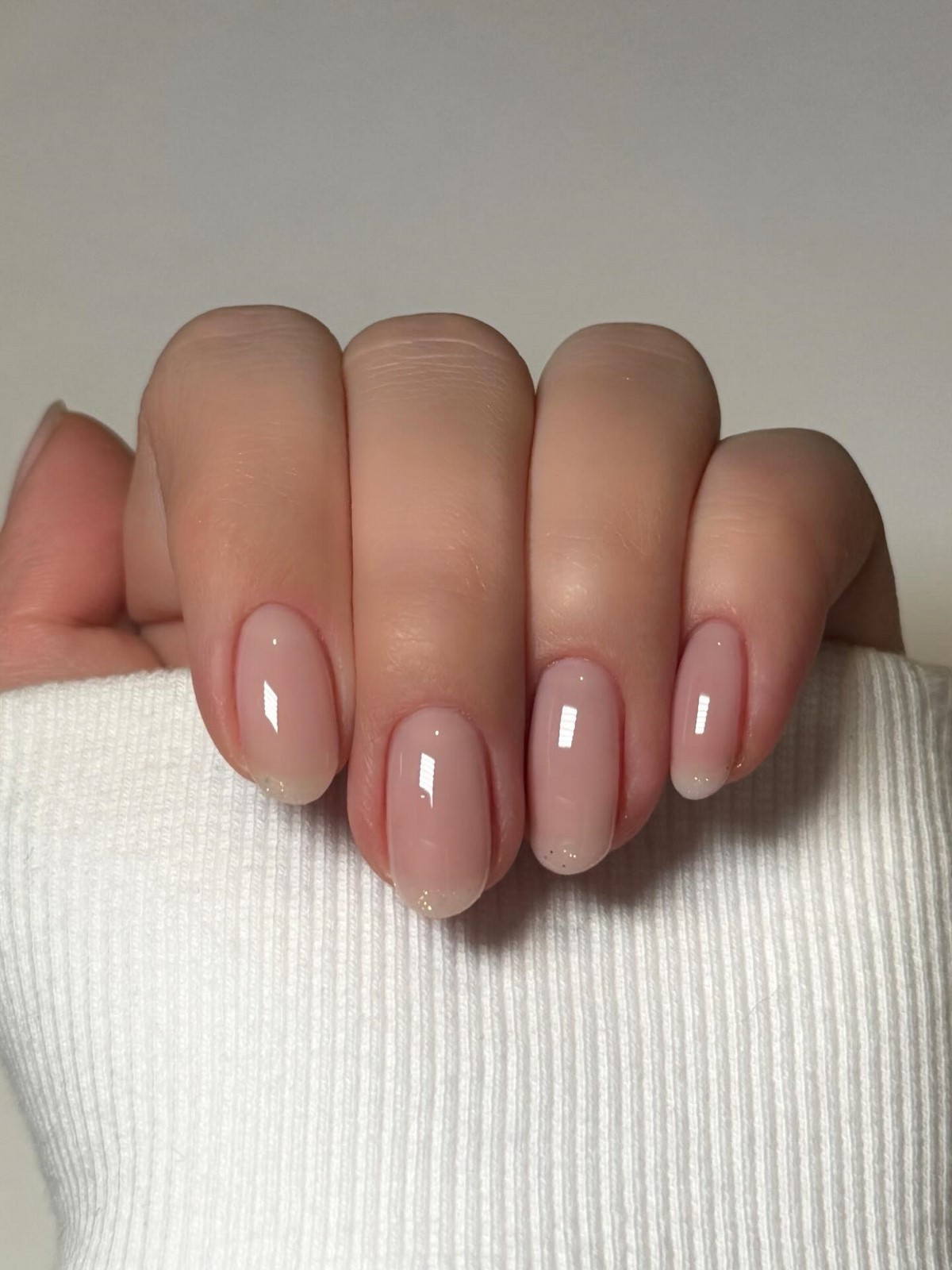 Маникюр на каждый день: мягкие цвета, которые выглядят дорого