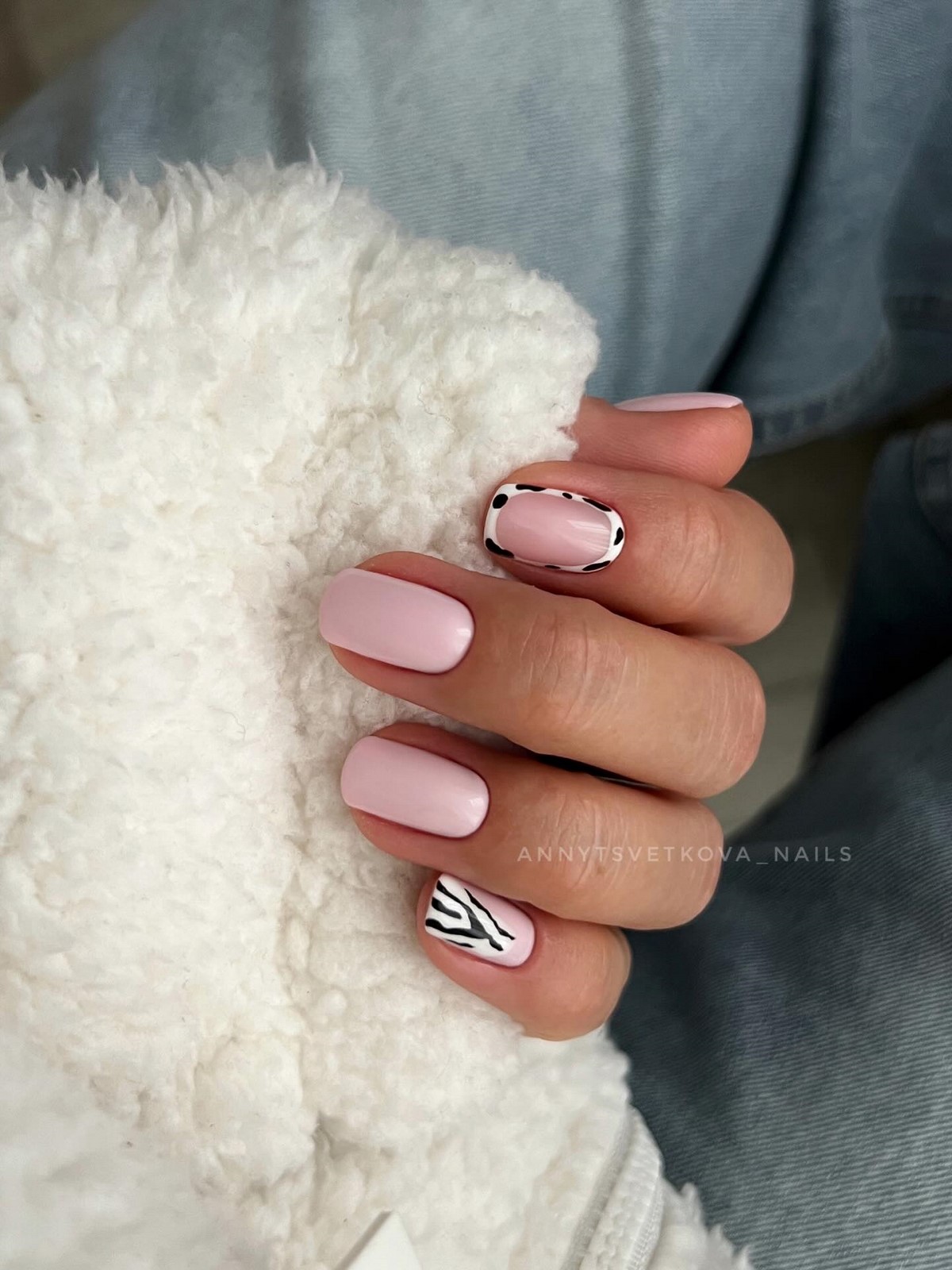 Нюд с тонким акцентом: самый аккуратный маникюр этой весны, который выглядит дороже однотона