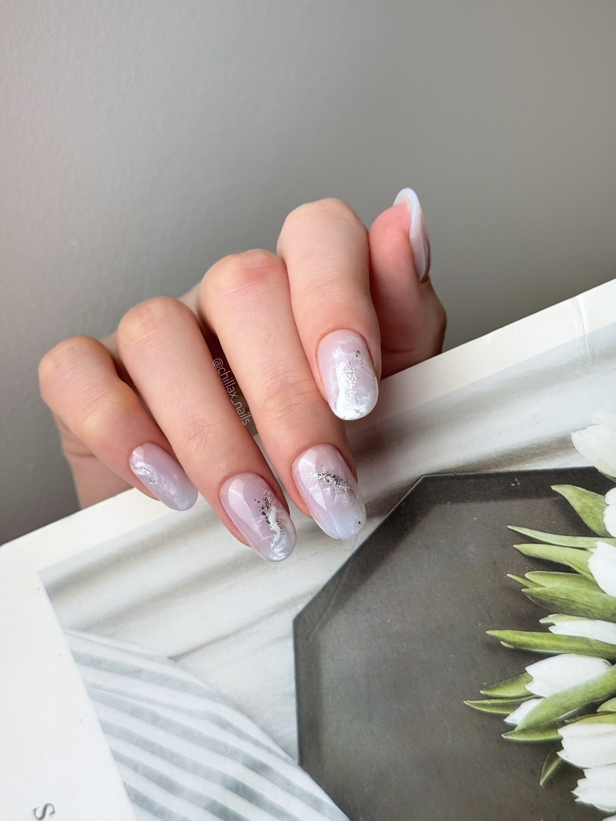 Маникюр на март 2026: цвета и идеи, которые будут носить чаще всего