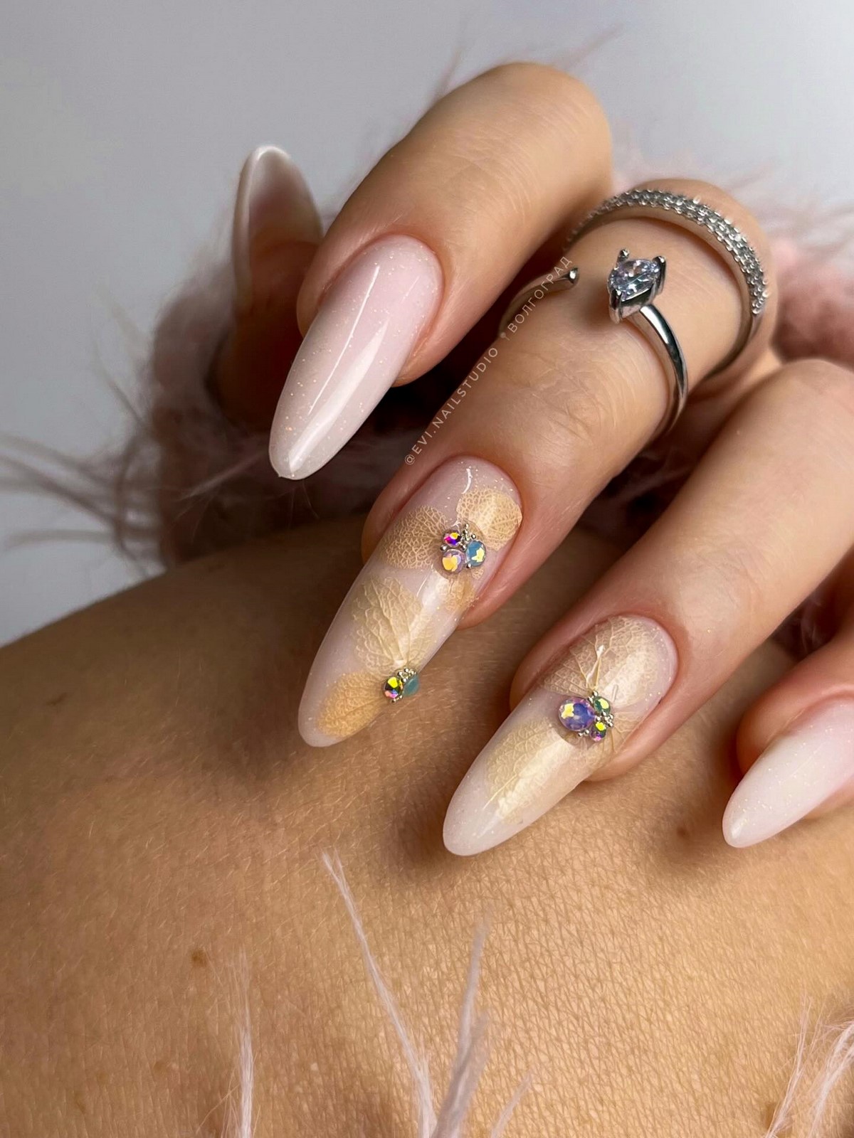 Нюд с тонким акцентом: самый аккуратный маникюр этой весны, который выглядит дороже однотона