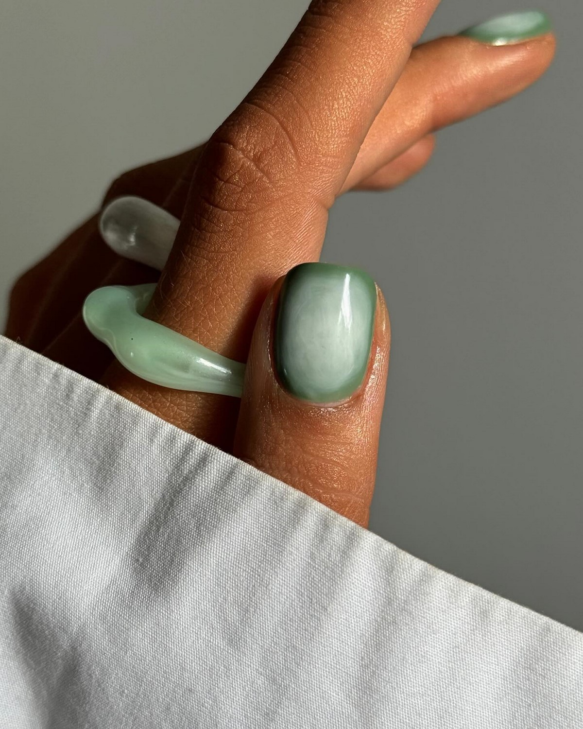 Маникюр на март 2026: цвета и идеи, которые будут носить чаще всего