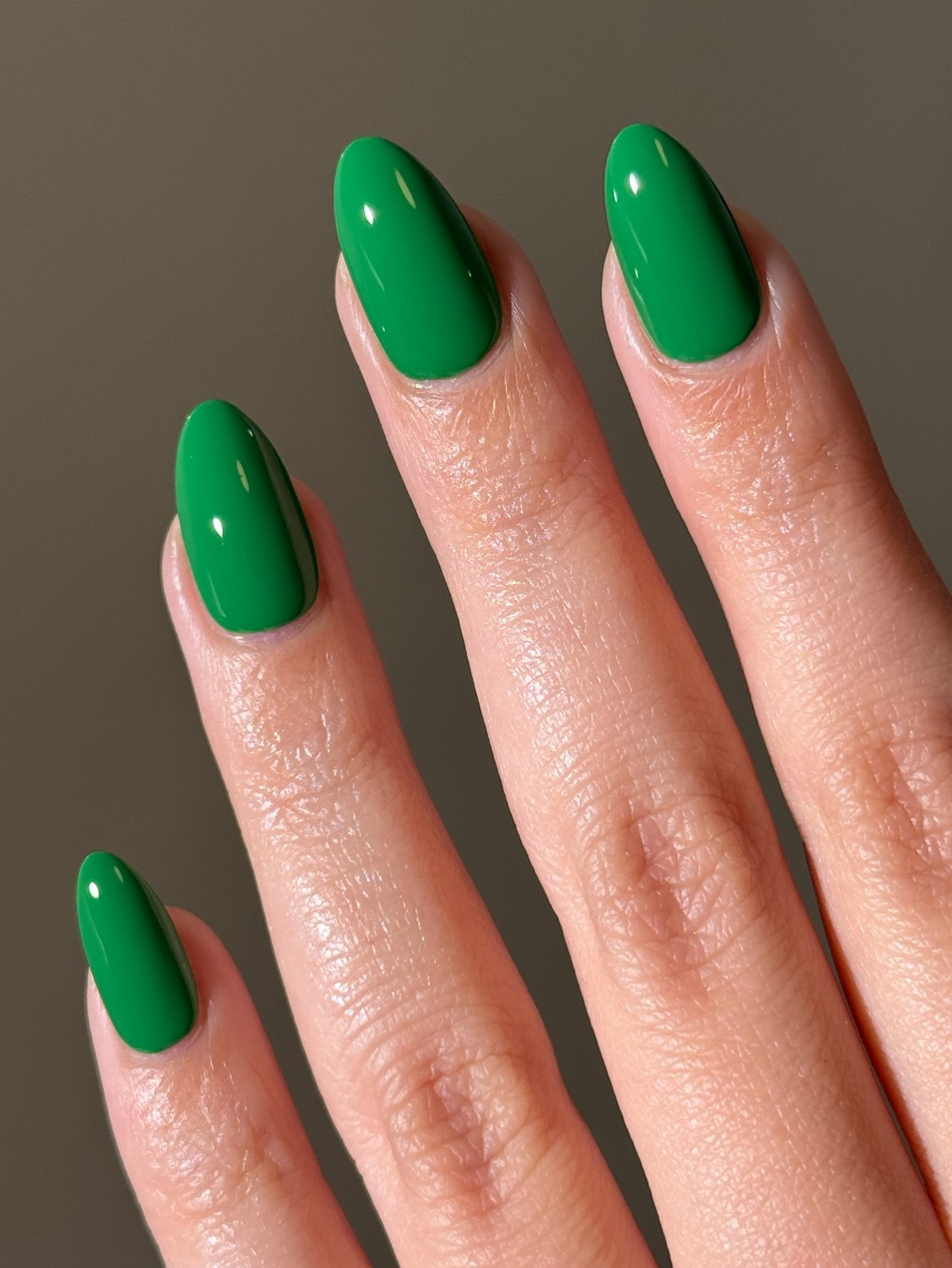 Универсальные оттенки ногтей для весеннего гардероба