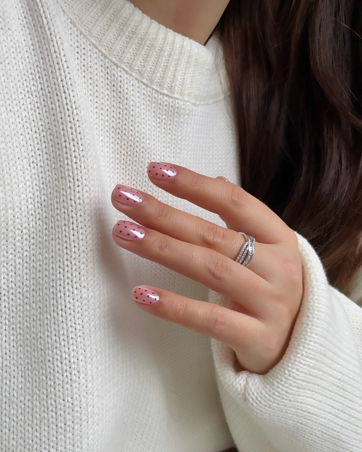 Нюд с тонким акцентом: самый аккуратный маникюр этой весны, который выглядит дороже однотона