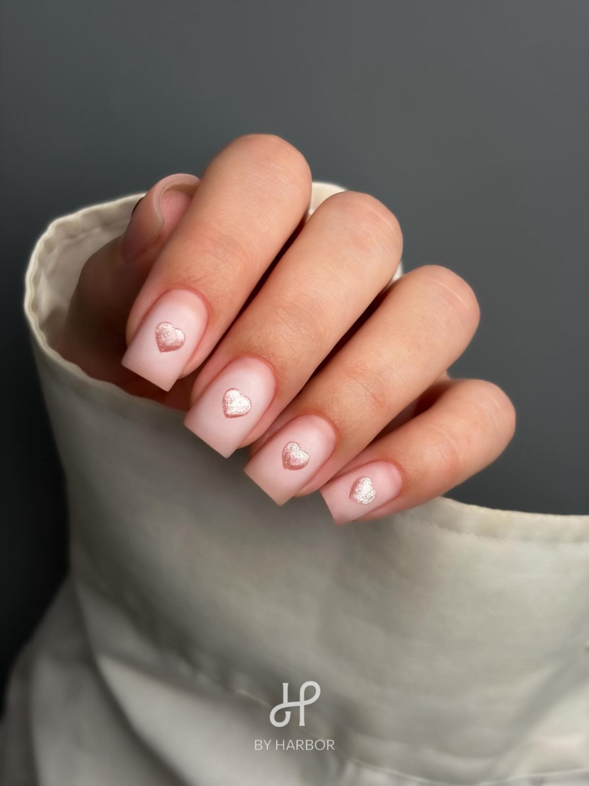 Нюд с тонким акцентом: самый аккуратный маникюр этой весны, который выглядит дороже однотона