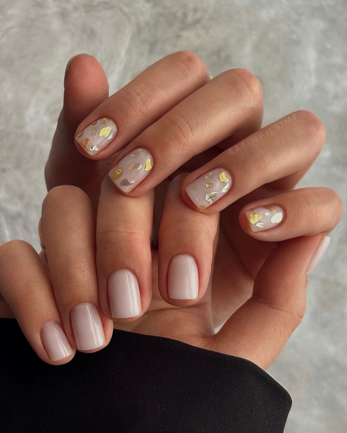 Нюд с тонким акцентом: самый аккуратный маникюр этой весны, который выглядит дороже однотона