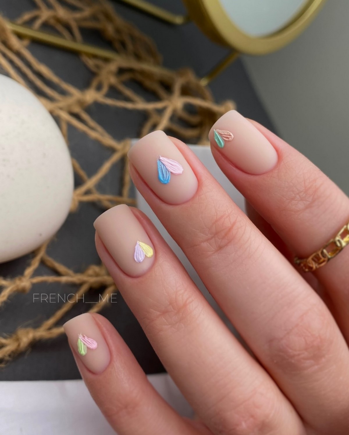 Маникюр на март 2026: цвета и идеи, которые будут носить чаще всего